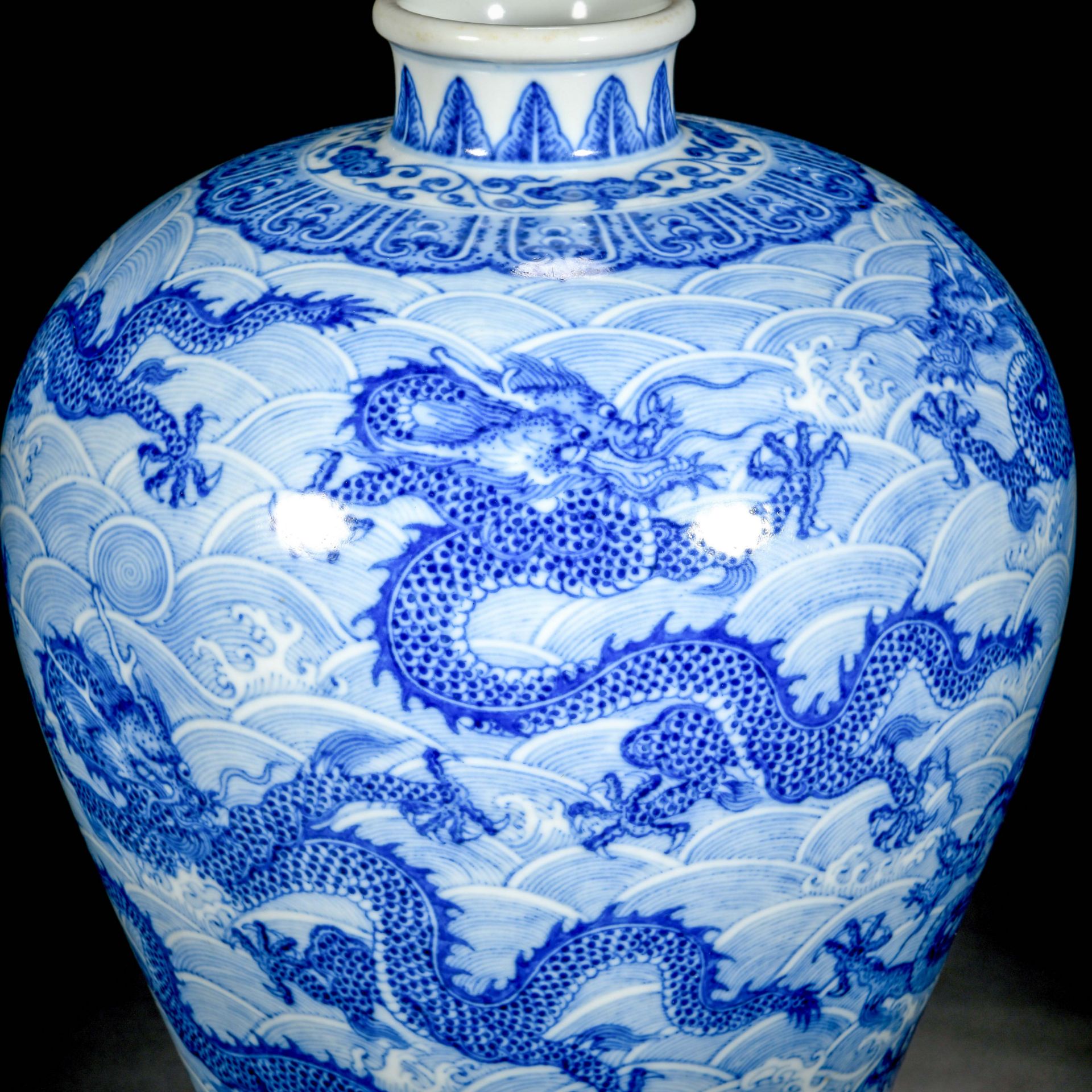 A Chinese Blue And White Dragon And Waves Vase Meiping - Bild 6 aus 12