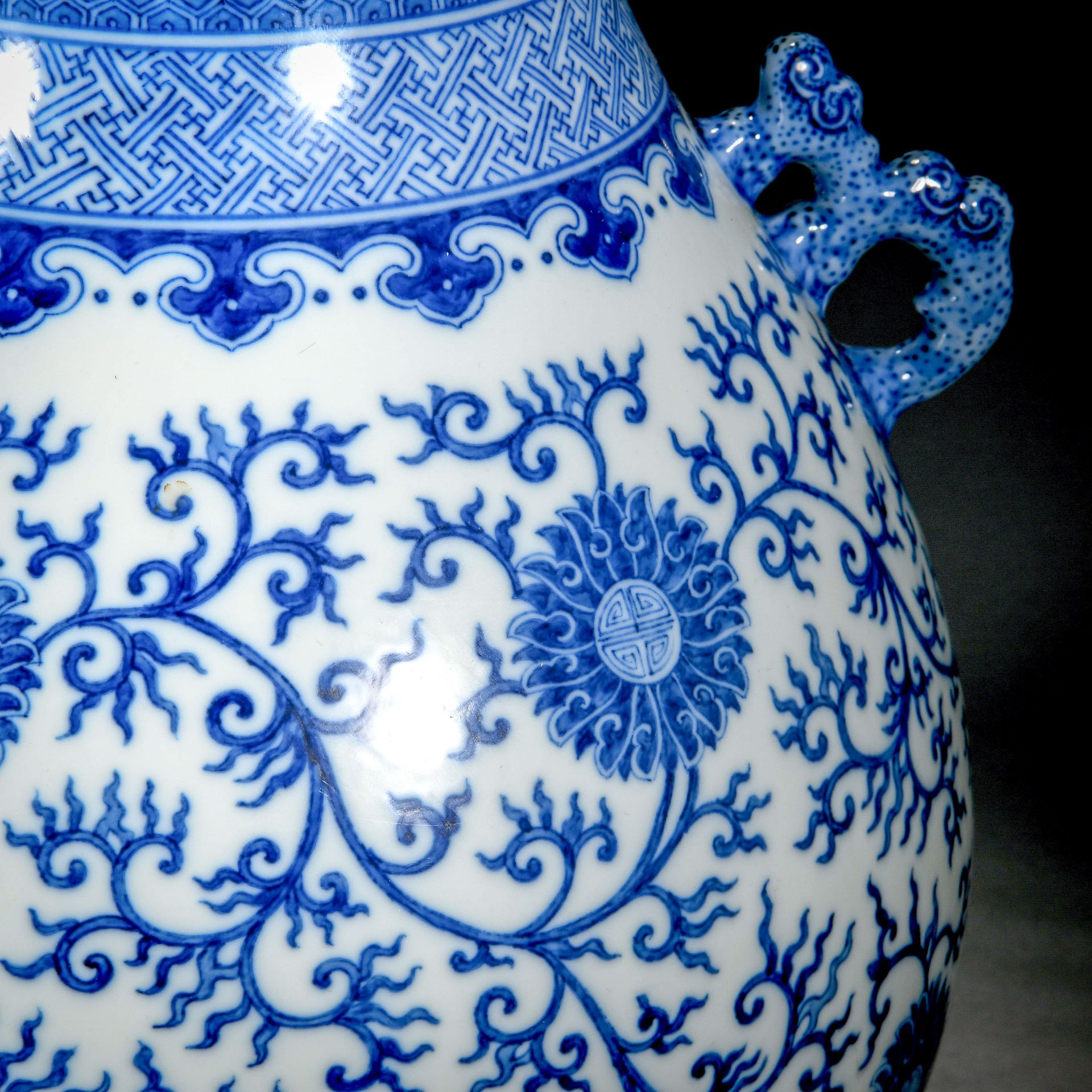 A Chinese Blue And White Peony Scrolls Zun Vase - Bild 7 aus 12