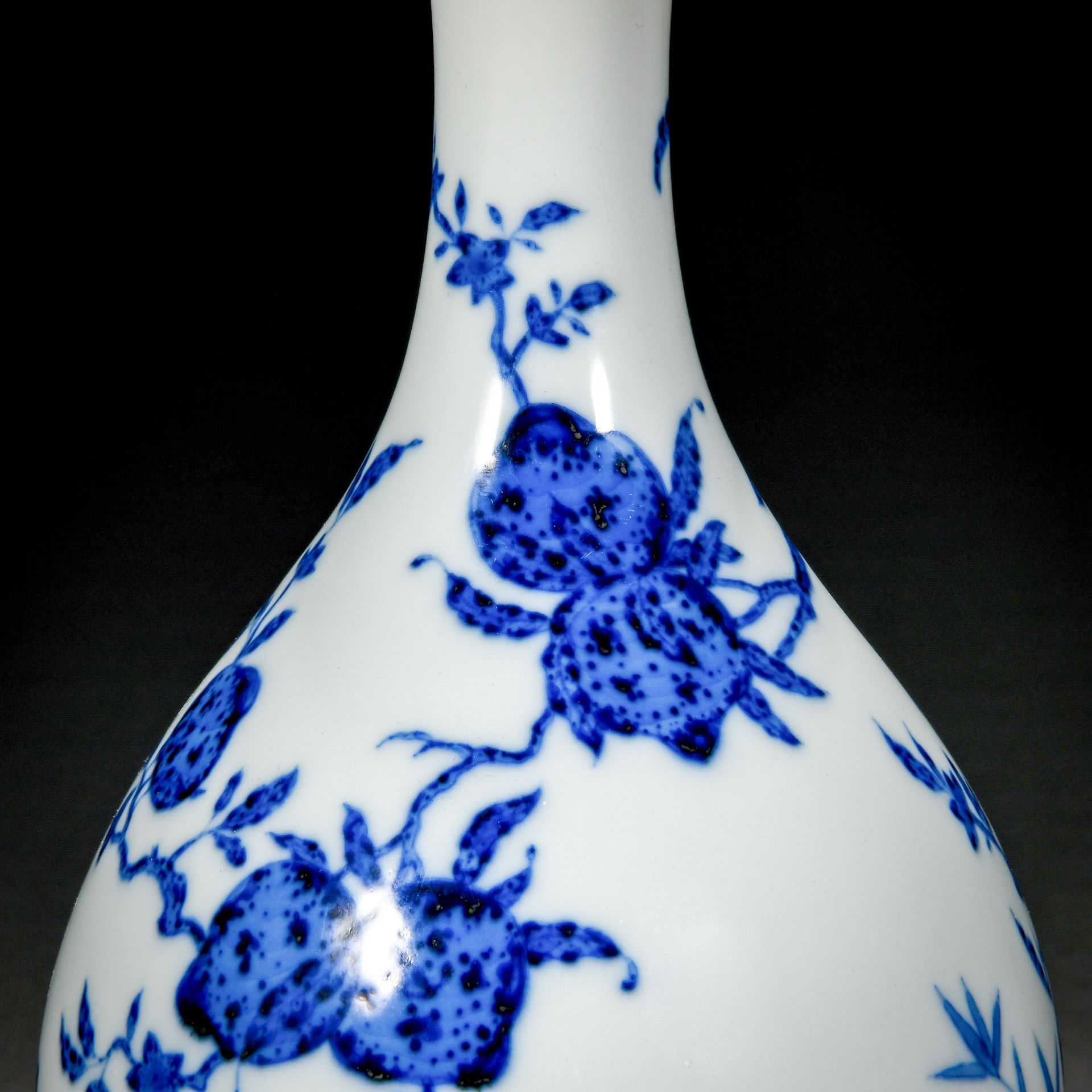 A Chinese Blue And White Peaches Vase Yuhuchunping - Bild 5 aus 10