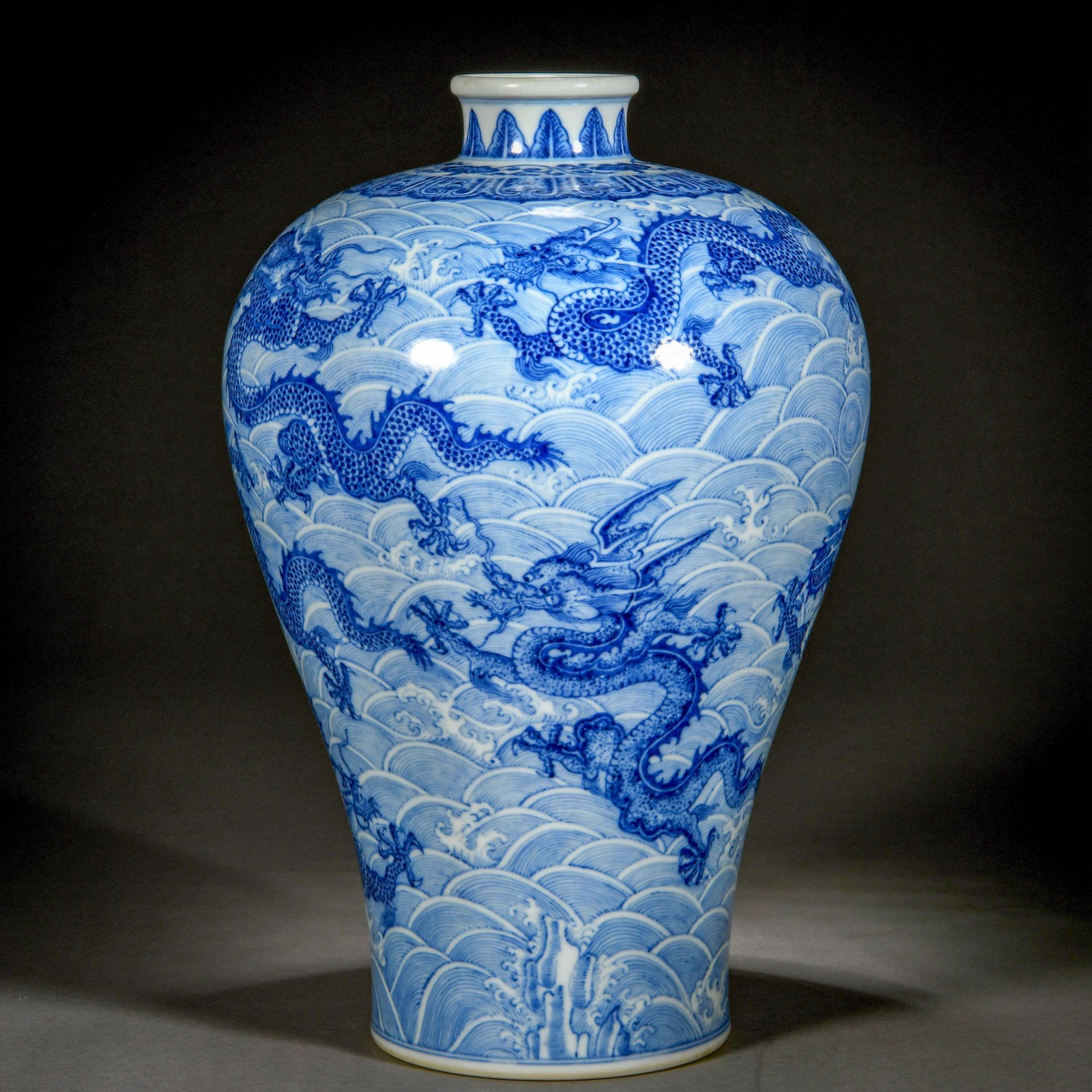 A Chinese Blue And White Dragon And Waves Vase Meiping - Bild 2 aus 12