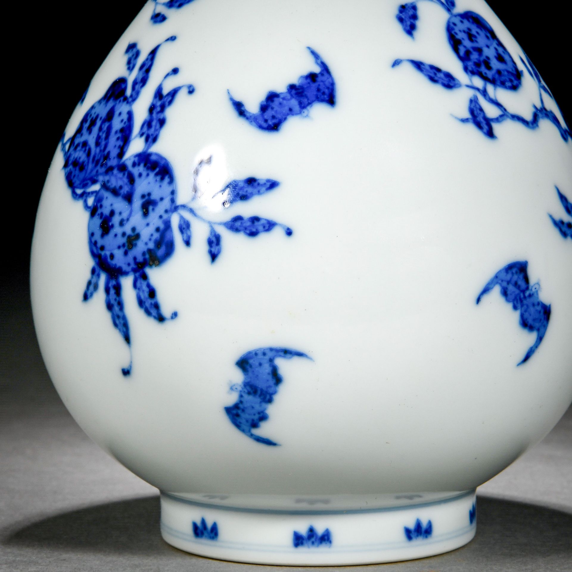 A Chinese Blue And White Peaches Vase Yuhuchunping - Bild 7 aus 10