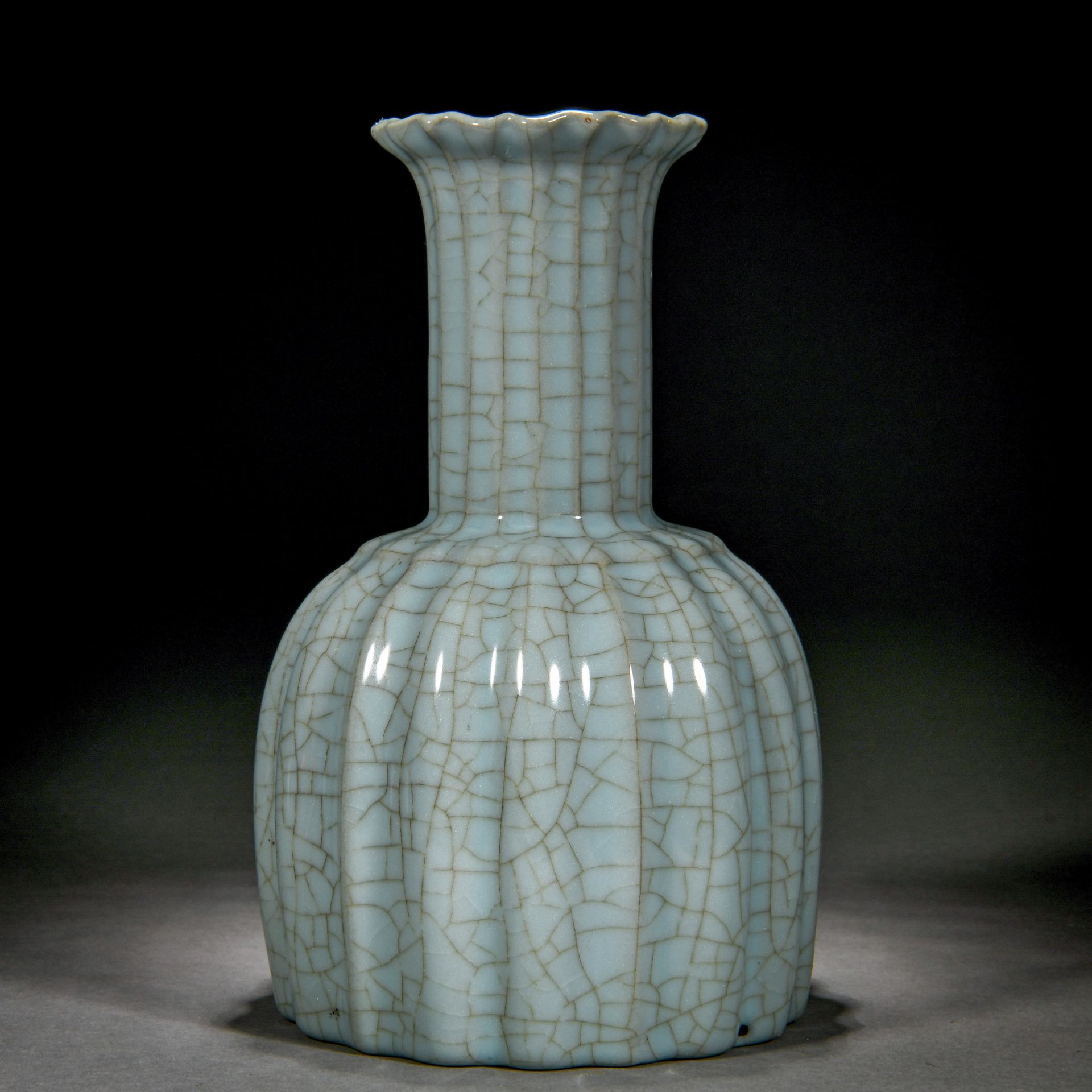 A Chinese Guan-Ware Lobed Vase - Bild 4 aus 11