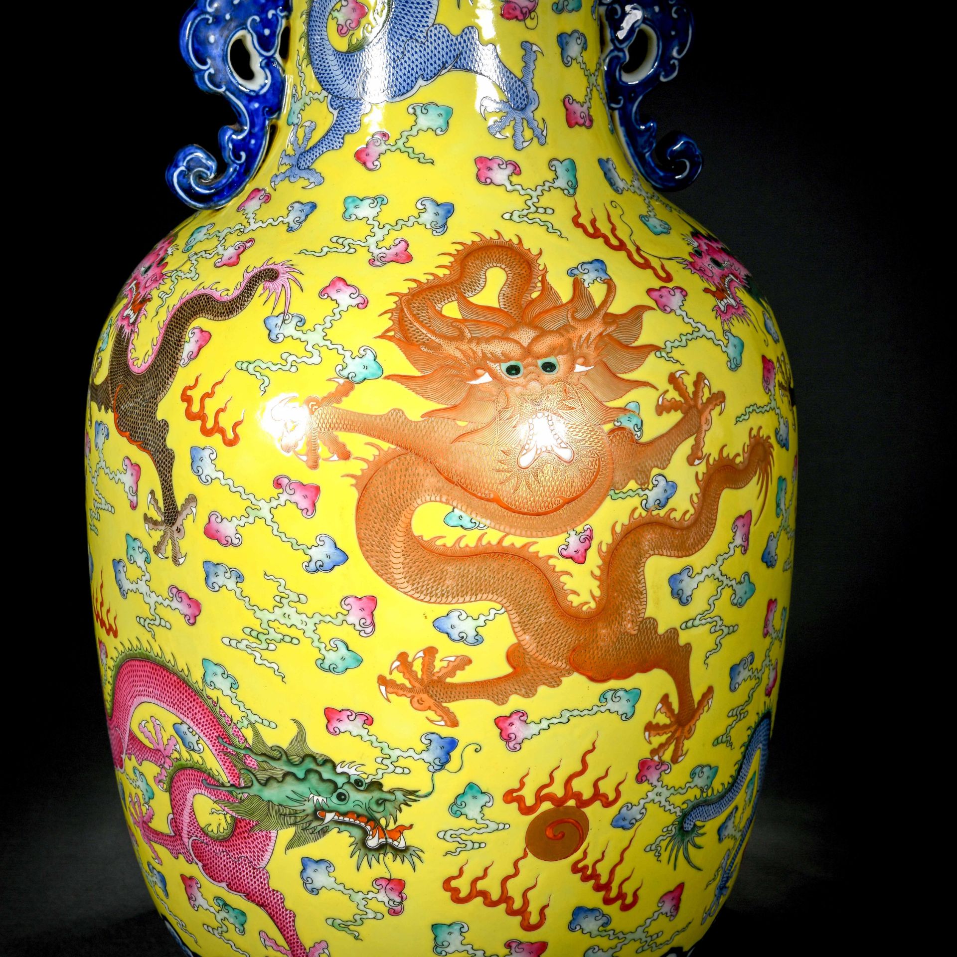 A Chinese Famille Rose And Gilt Dragons Vase - Bild 8 aus 15