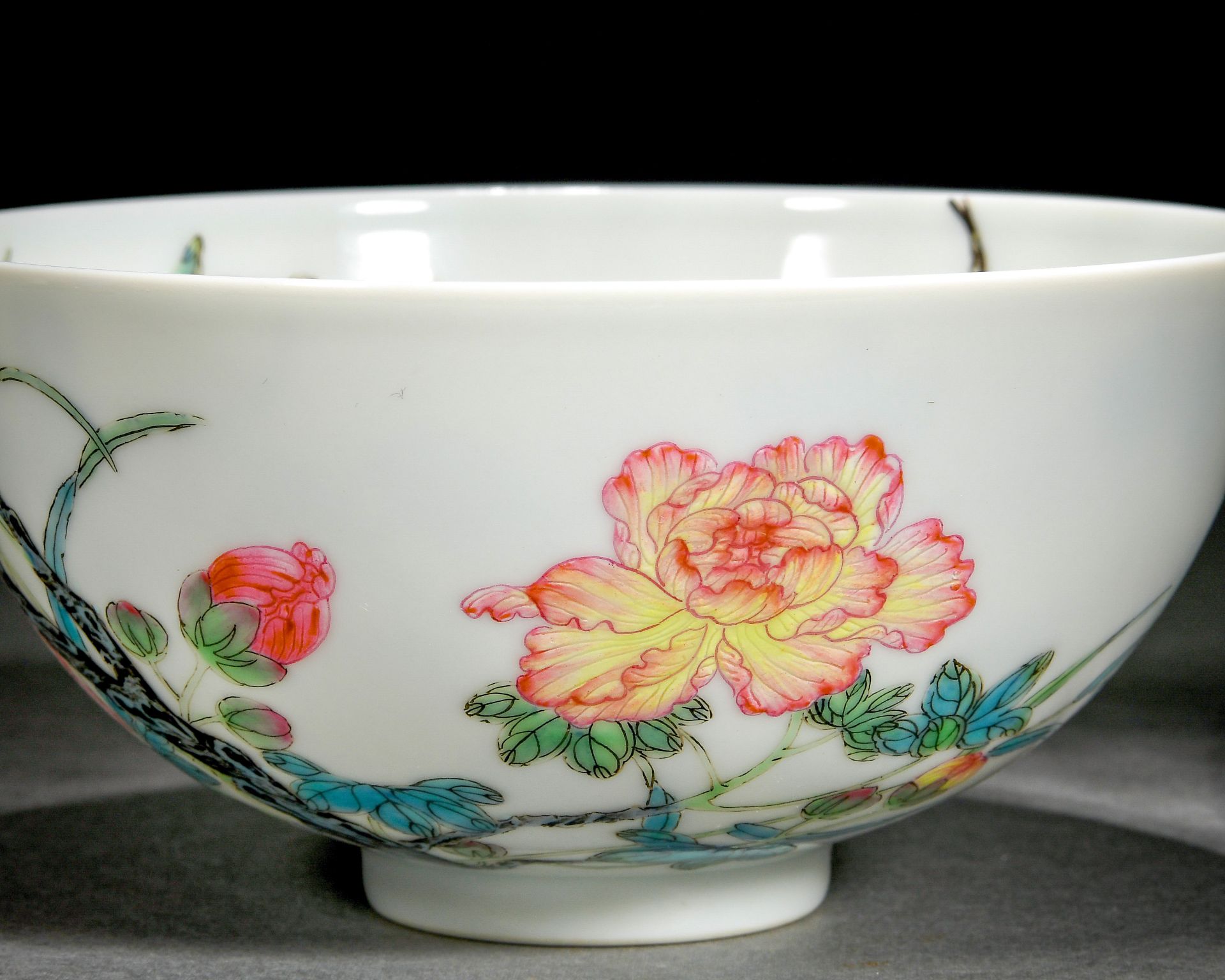 A Chinese Famille Rose Flower Bowl - Bild 5 aus 12