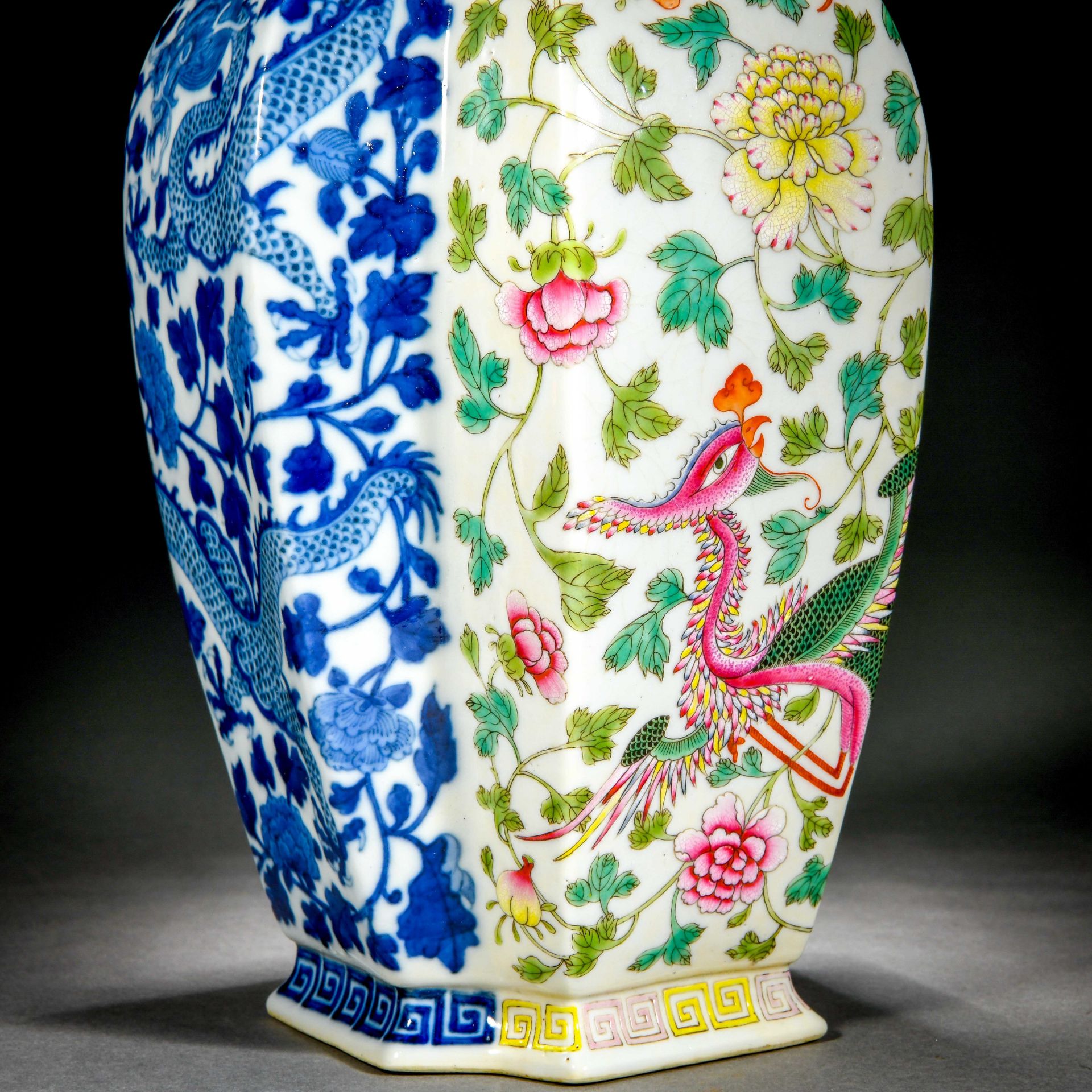 A Chinese Underglaze Blue And Famille Rose Conjoined Vase - Bild 8 aus 11
