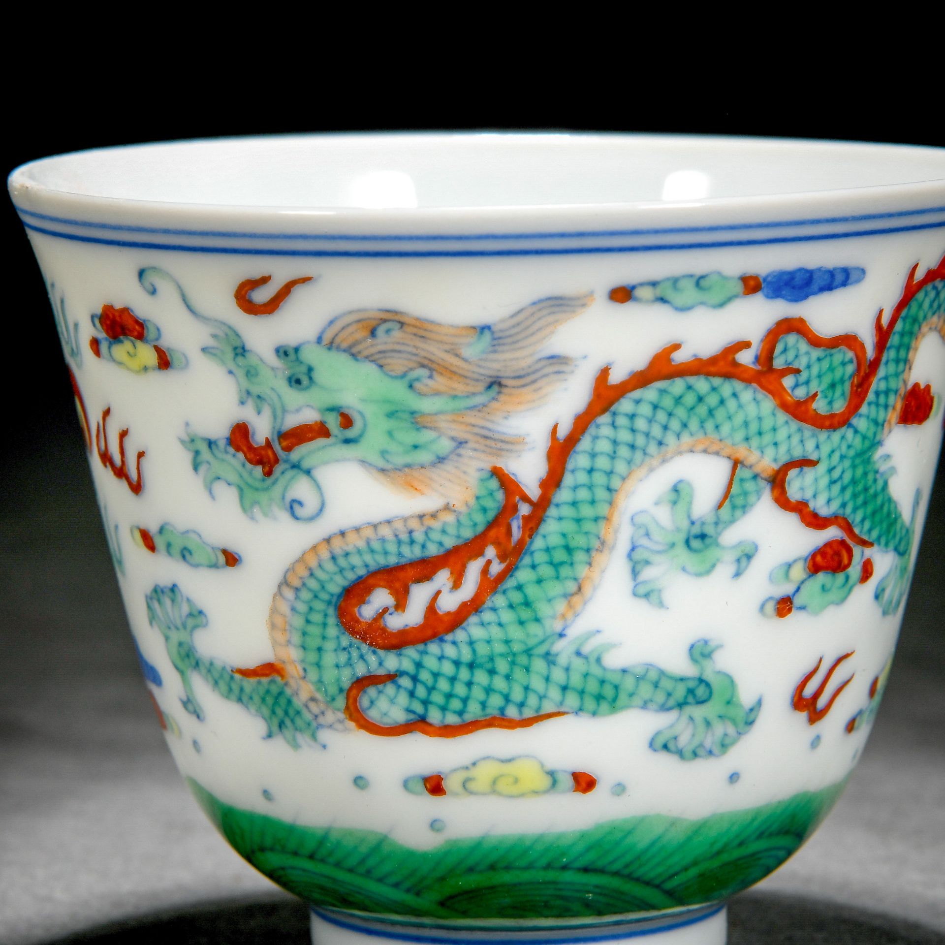 A Chinese Doucai Glaze Dragon Cup - Bild 3 aus 11