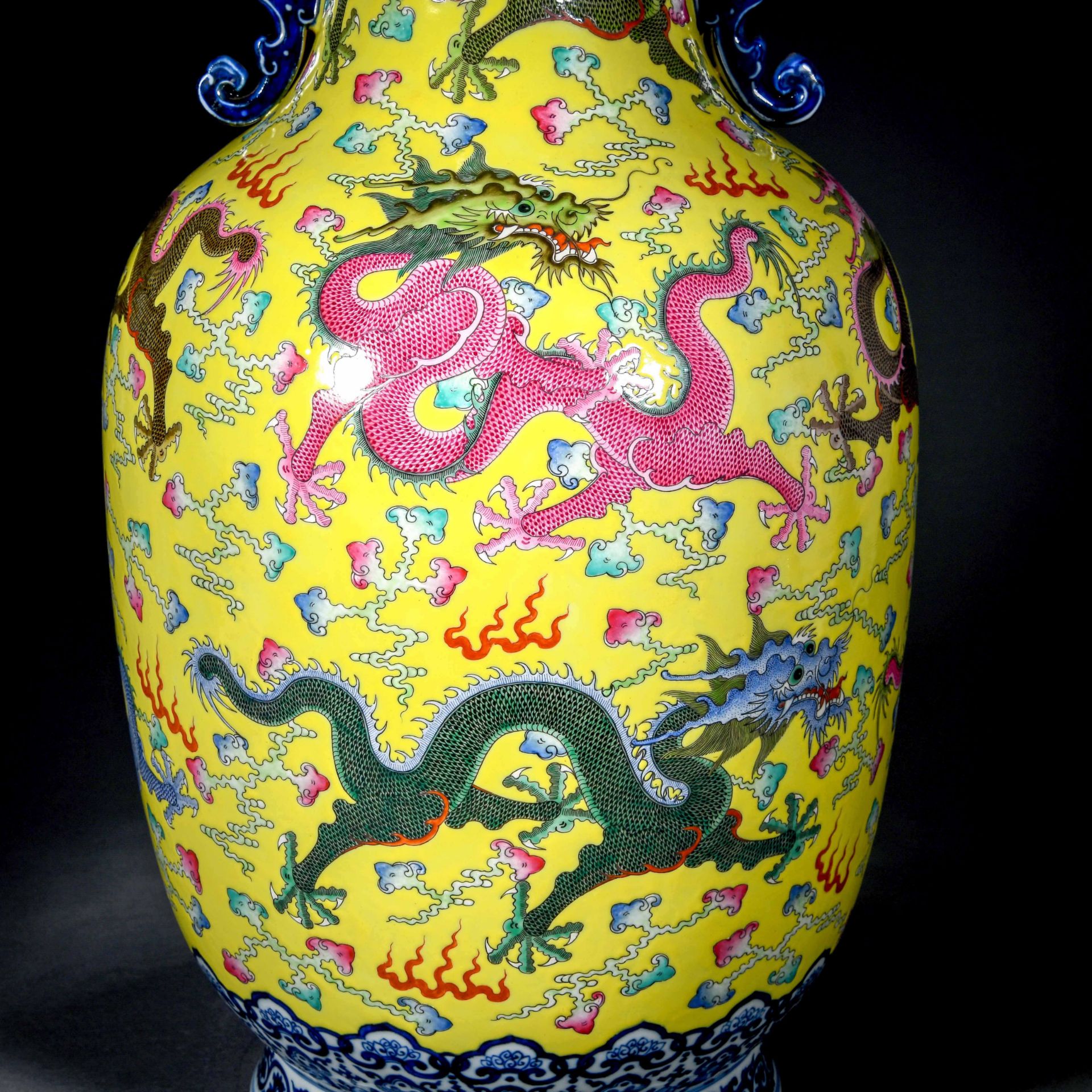 A Chinese Famille Rose And Gilt Dragons Vase - Bild 11 aus 15