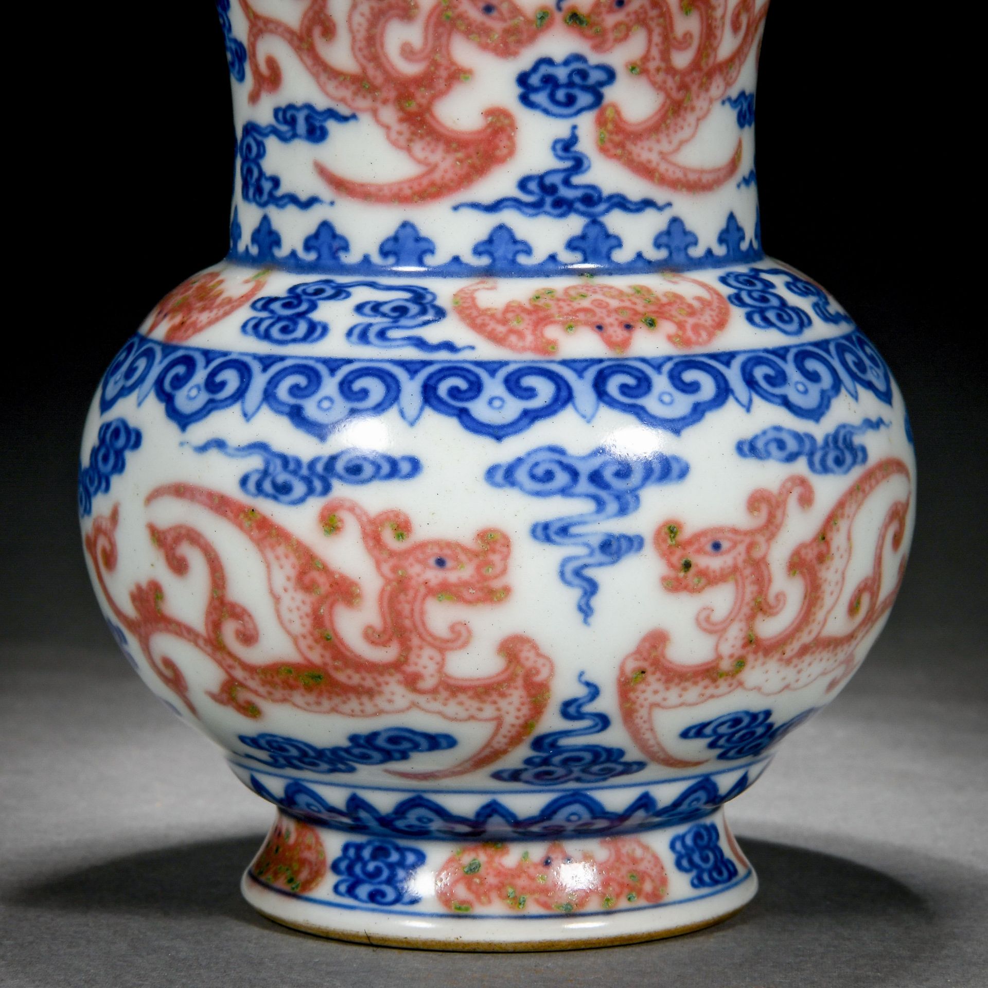 A Chinese Underglaze Blue And Copper Red Spittoon - Bild 5 aus 9