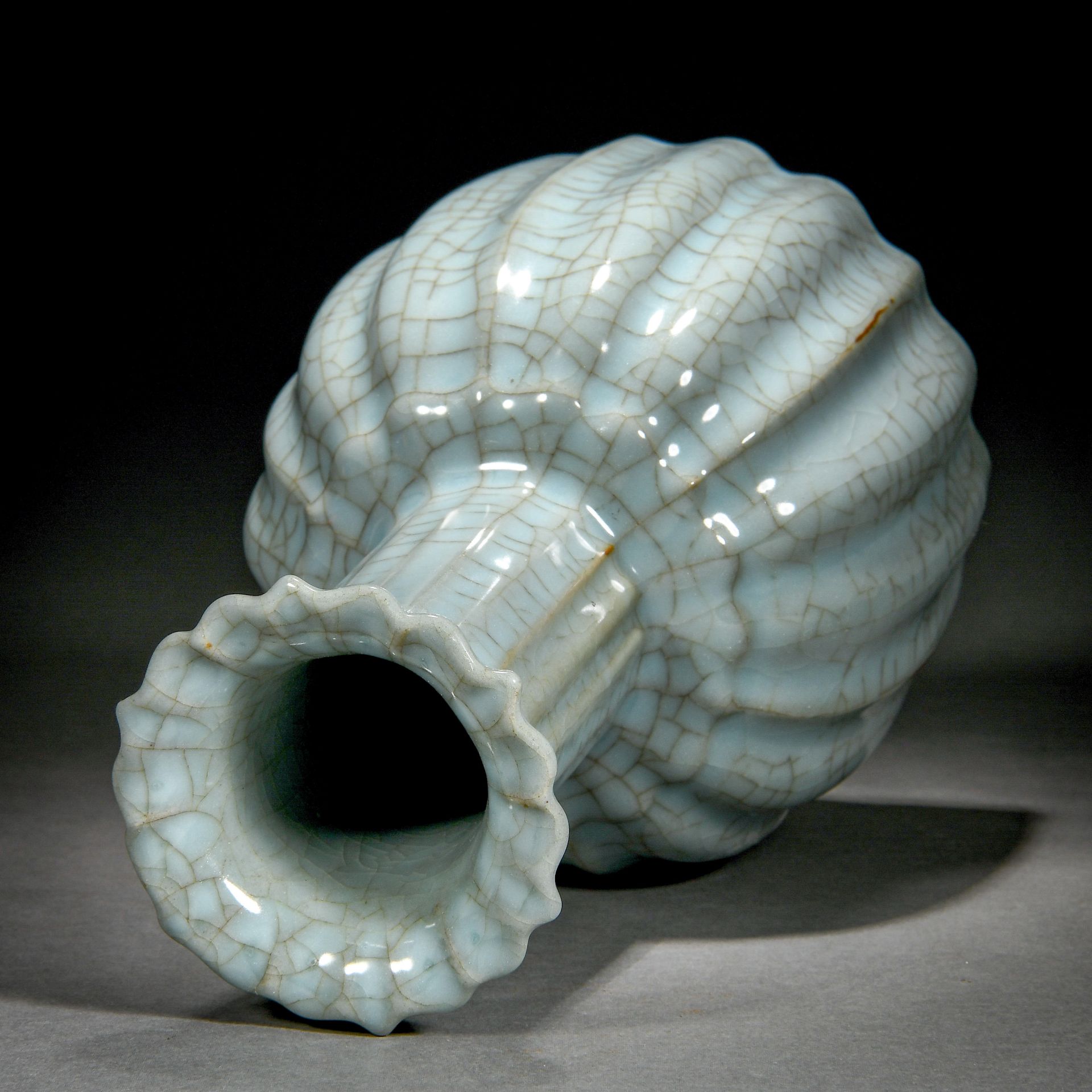 A Chinese Guan-Ware Lobed Vase - Bild 9 aus 11