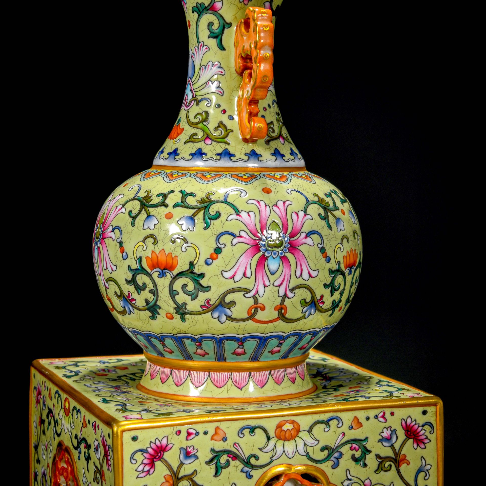 A Chinese Famille Rose Double Gourds Vase - Image 6 of 10