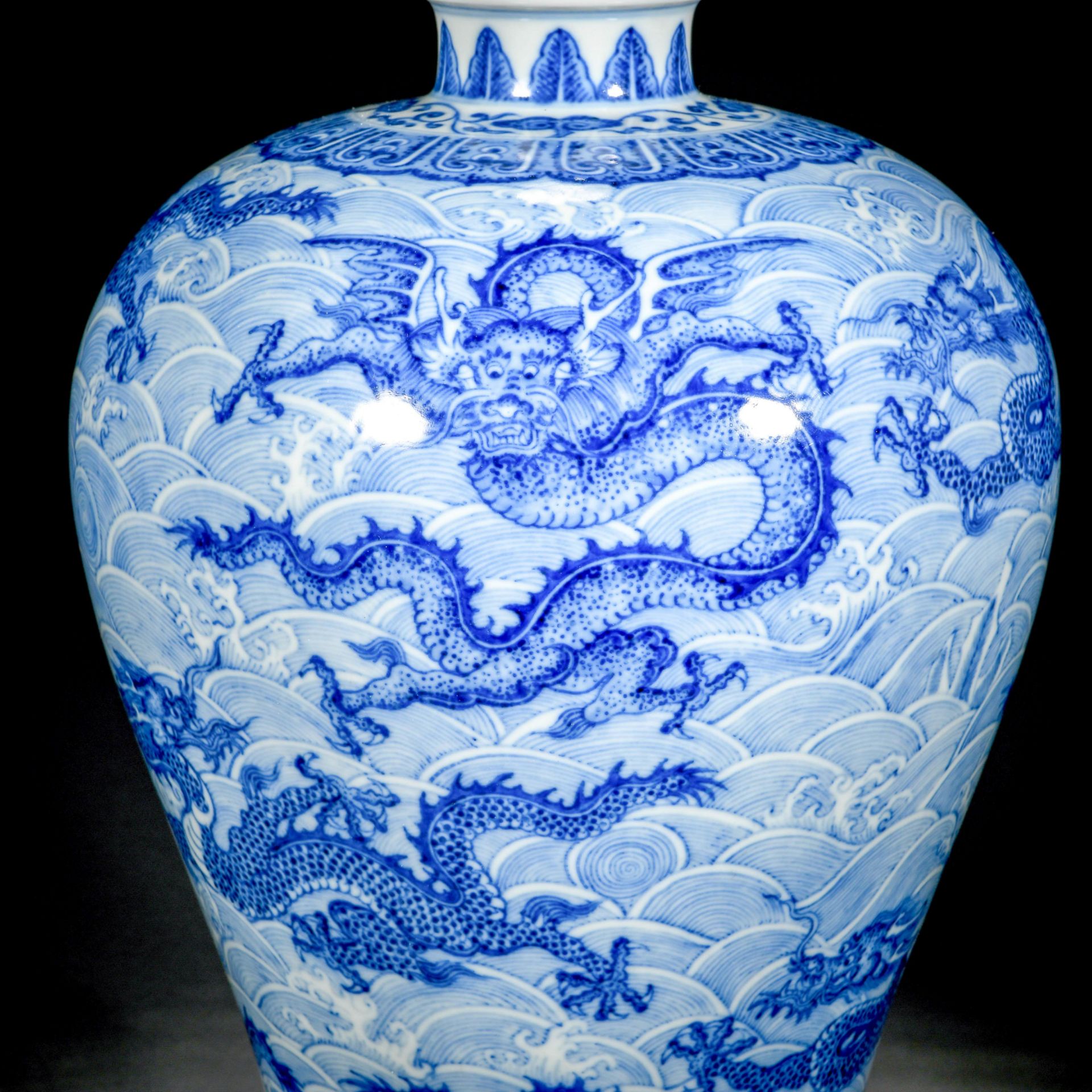 A Chinese Blue And White Dragon And Waves Vase Meiping - Bild 8 aus 12
