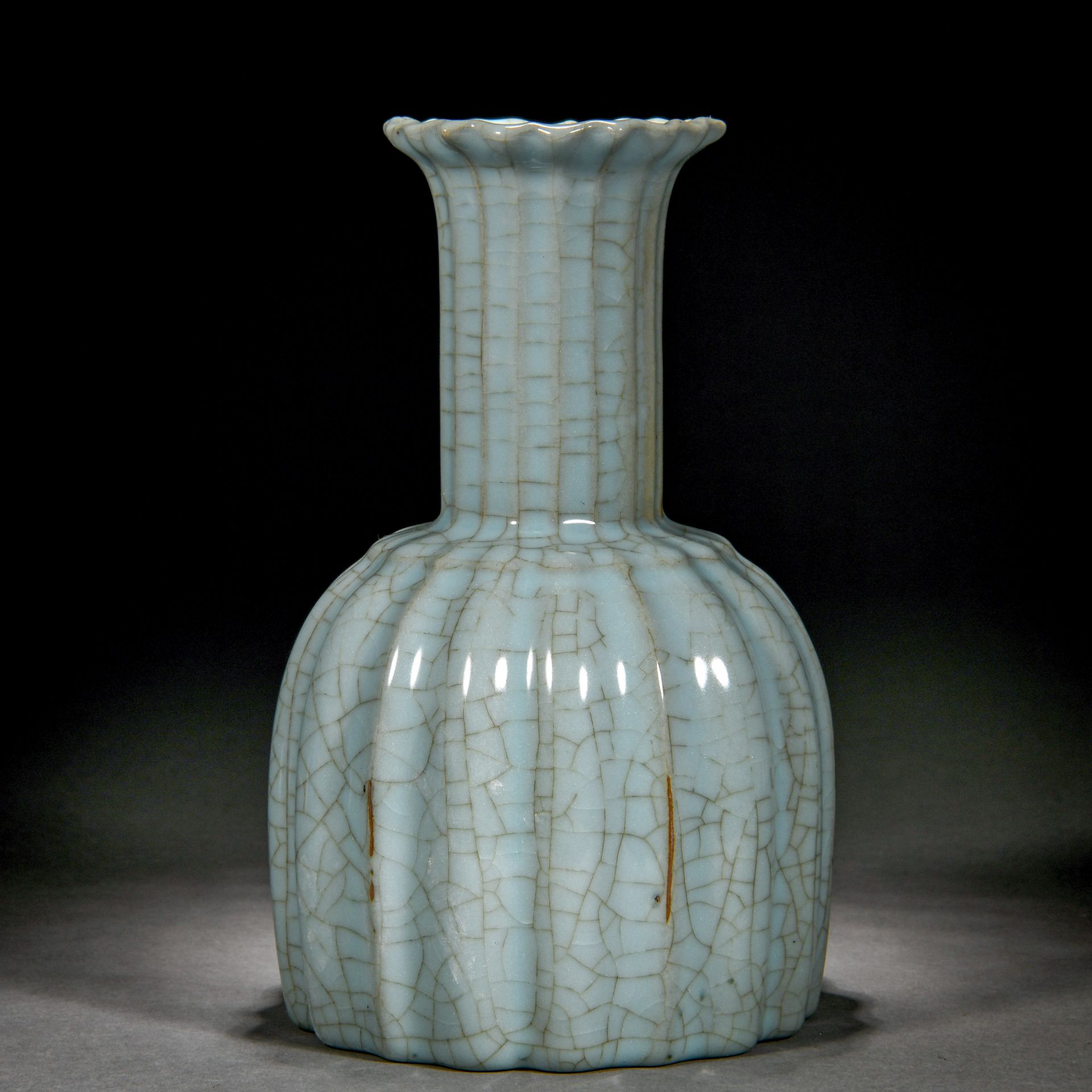 A Chinese Guan-Ware Lobed Vase - Bild 2 aus 11