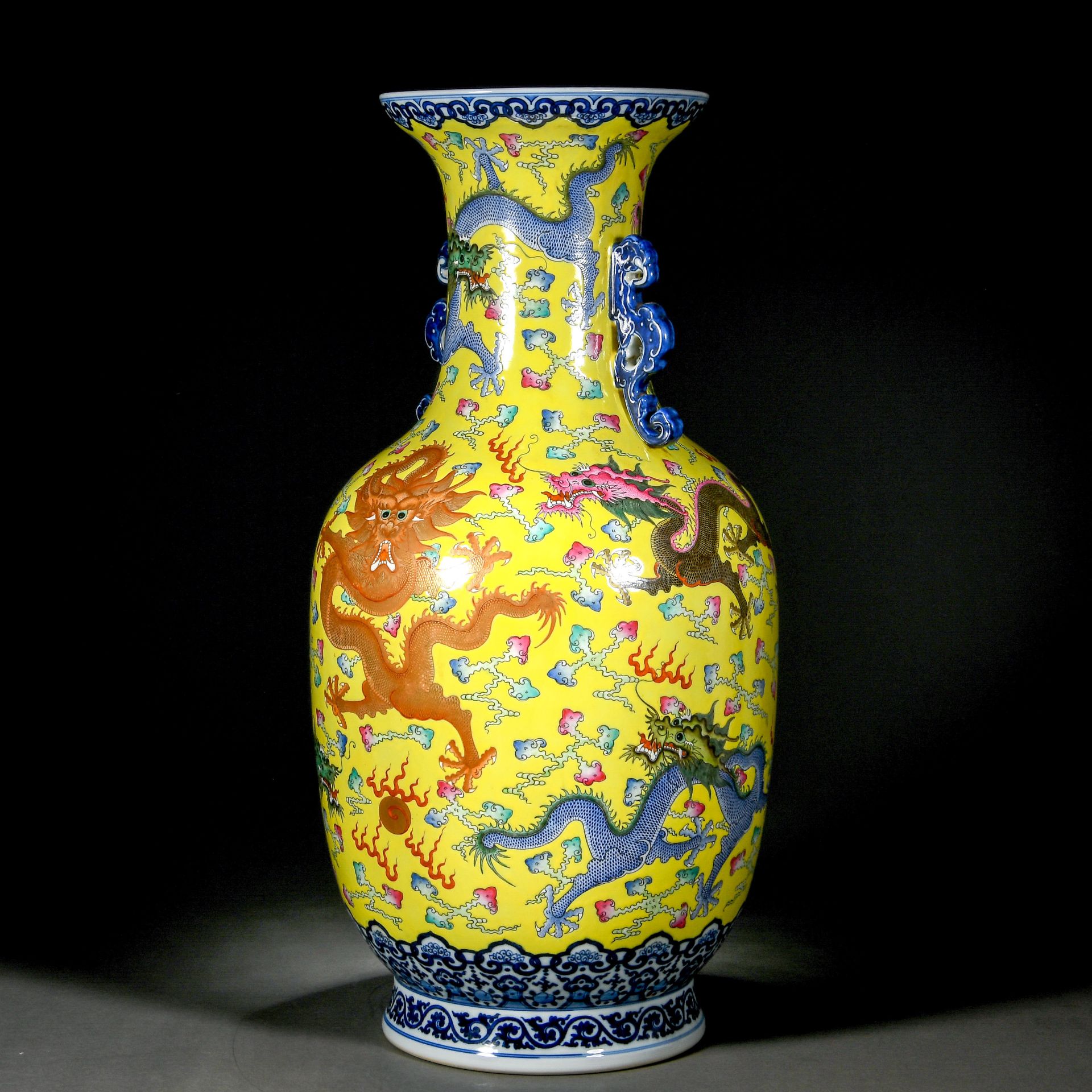 A Chinese Famille Rose And Gilt Dragons Vase - Bild 2 aus 15