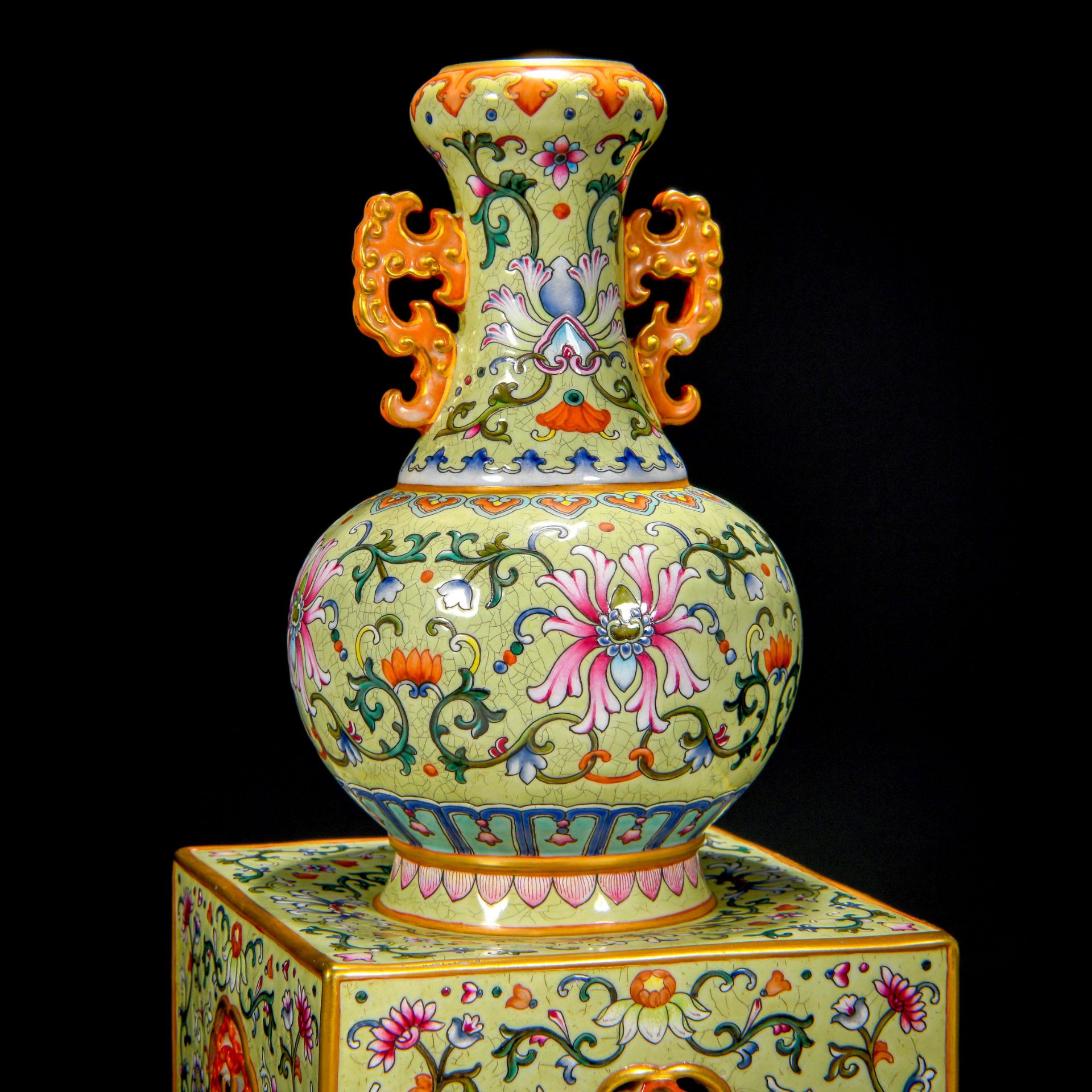 A Chinese Famille Rose Double Gourds Vase - Image 4 of 10