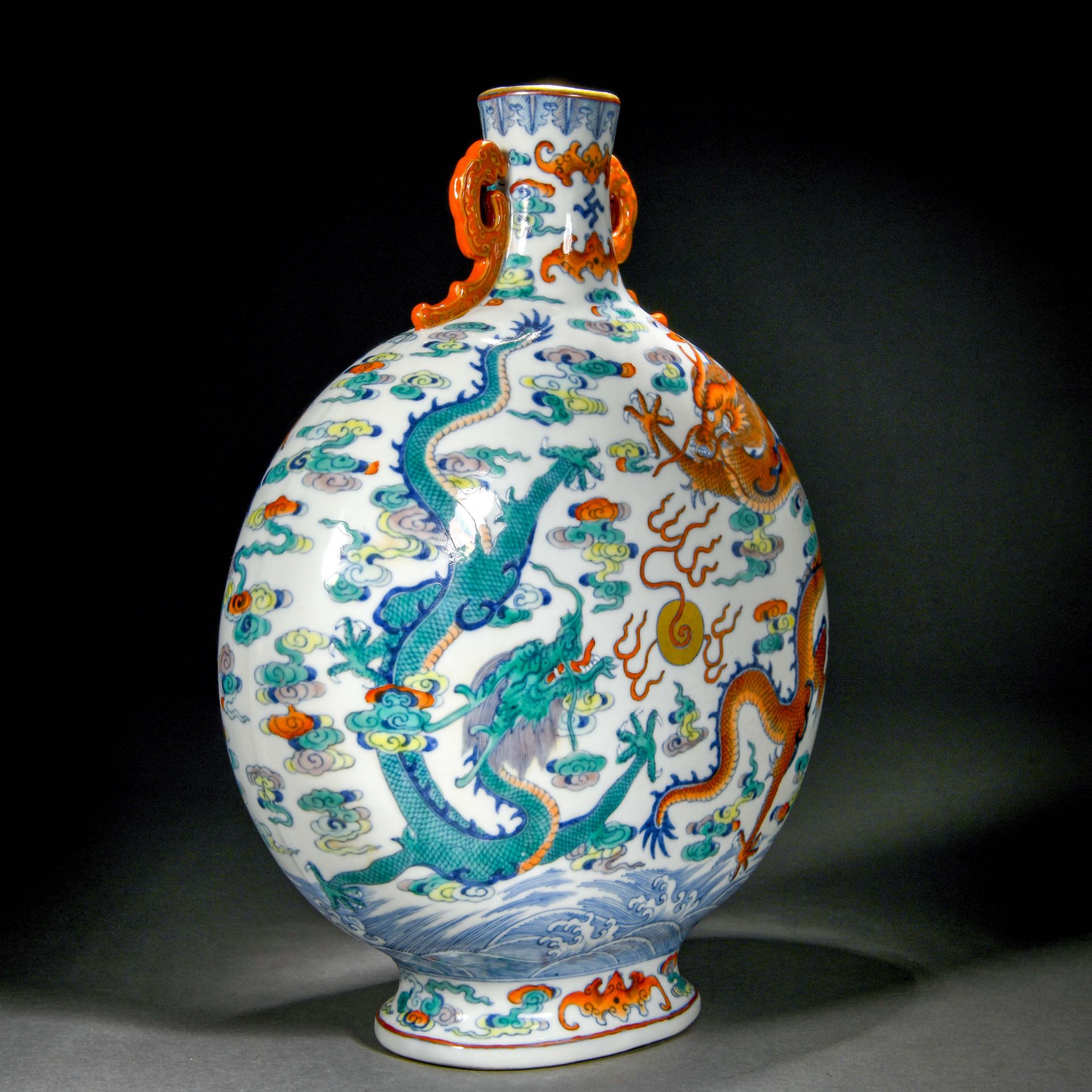 A Chinese Doucai Glaze Dragons Bianhu - Bild 2 aus 11