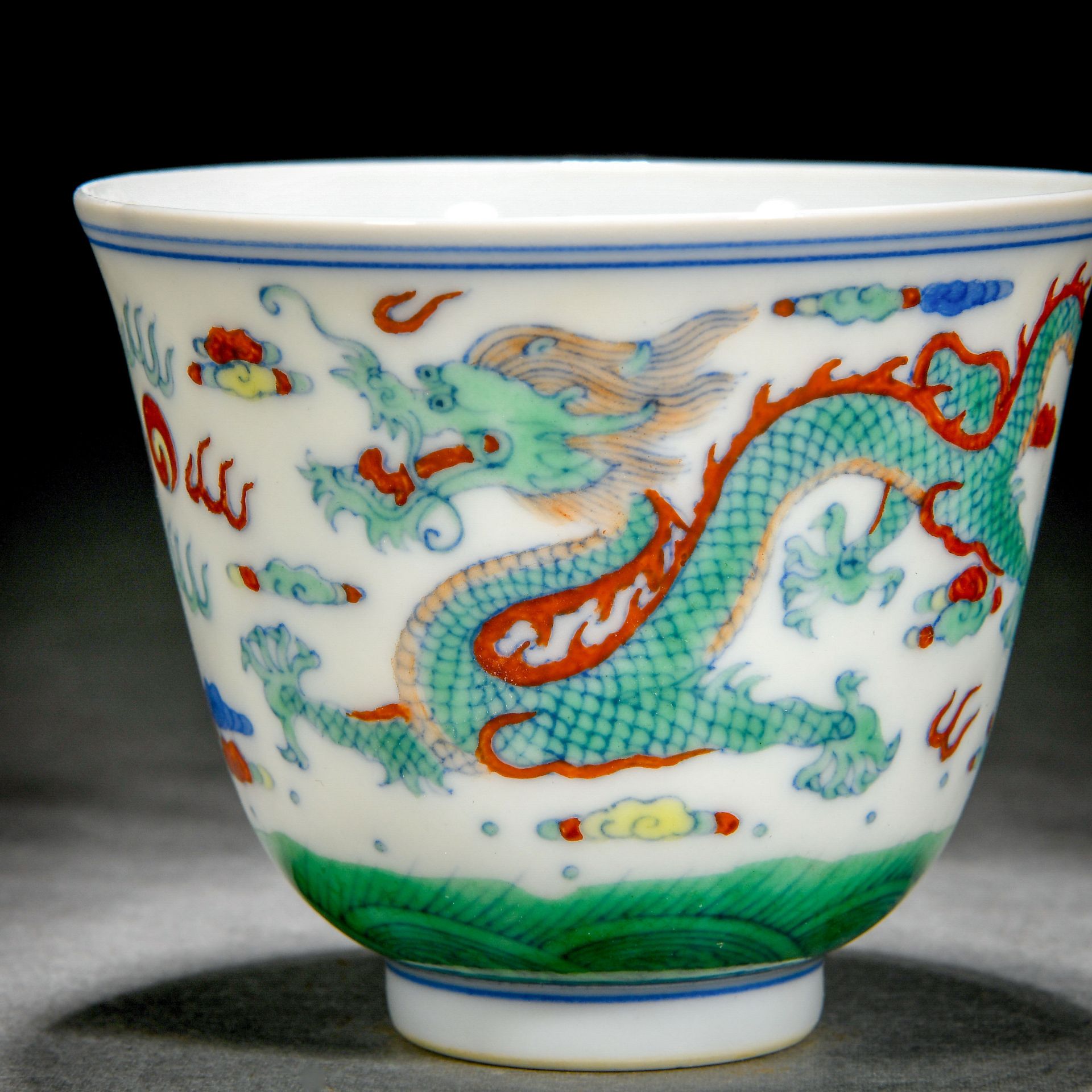 A Chinese Doucai Glaze Dragon Cup - Bild 6 aus 11