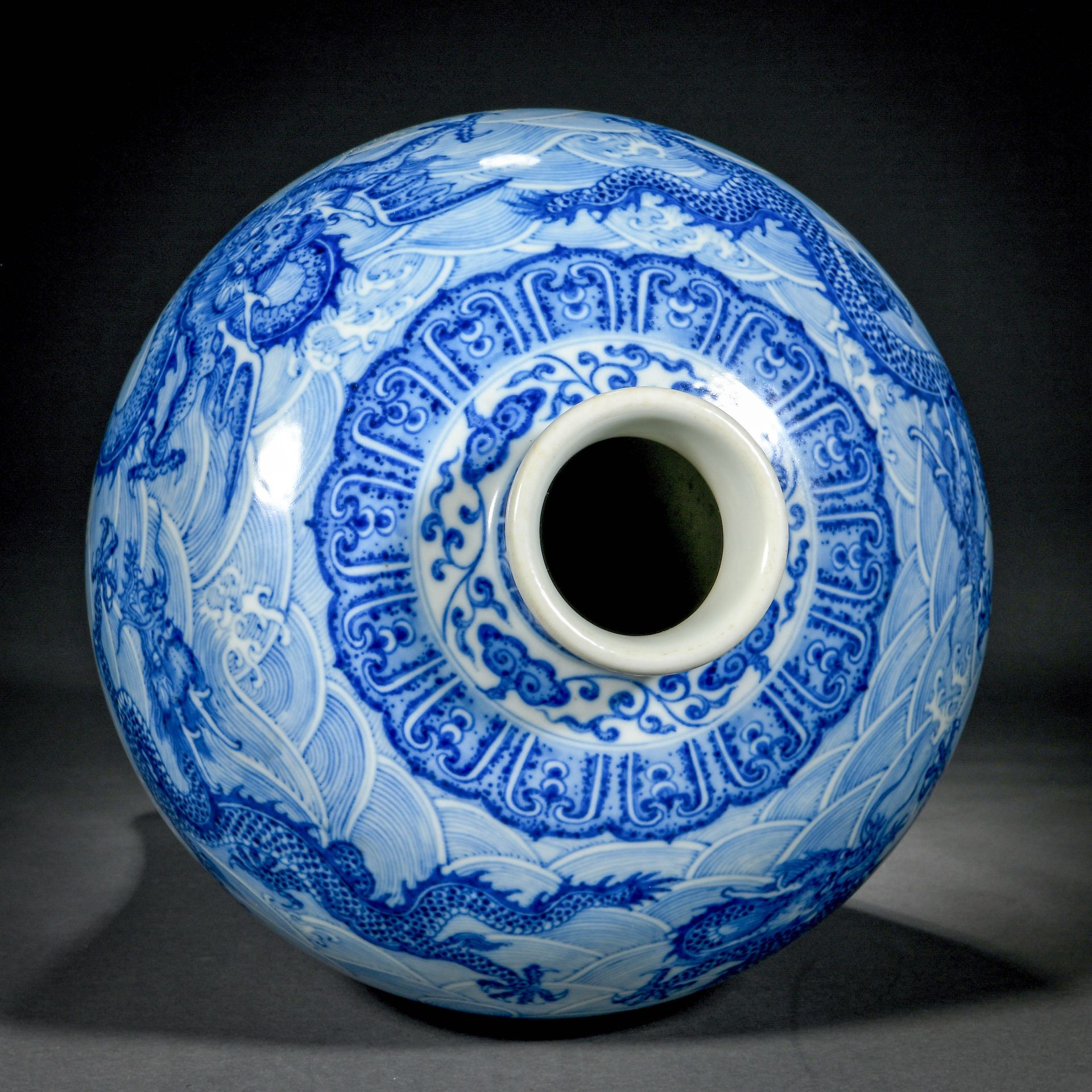 A Chinese Blue And White Dragon And Waves Vase Meiping - Bild 10 aus 12