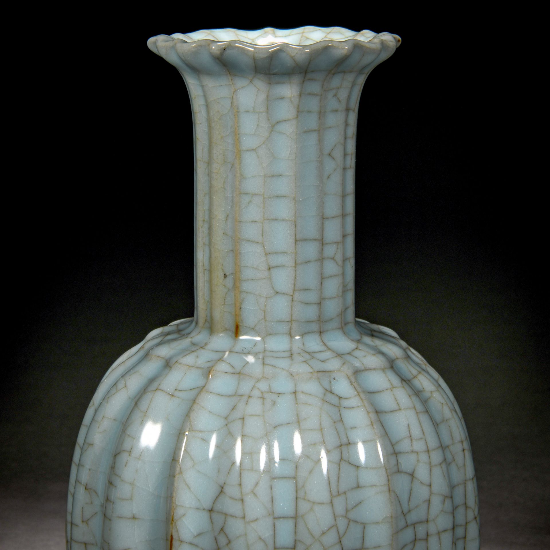 A Chinese Guan-Ware Lobed Vase - Bild 8 aus 11