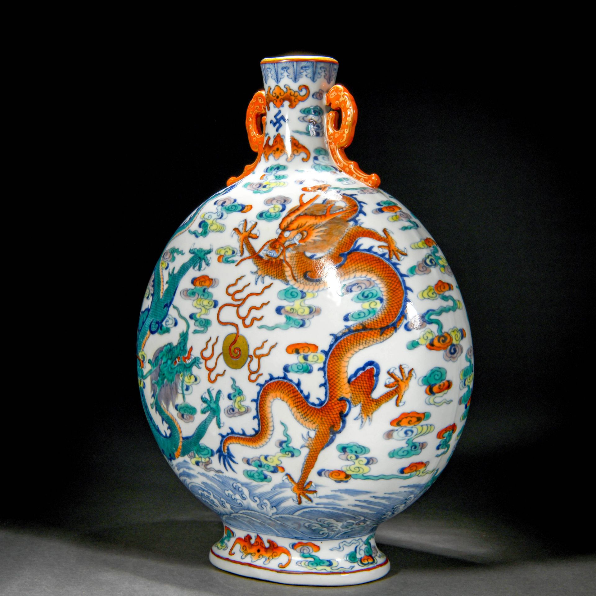 A Chinese Doucai Glaze Dragons Bianhu - Bild 3 aus 11