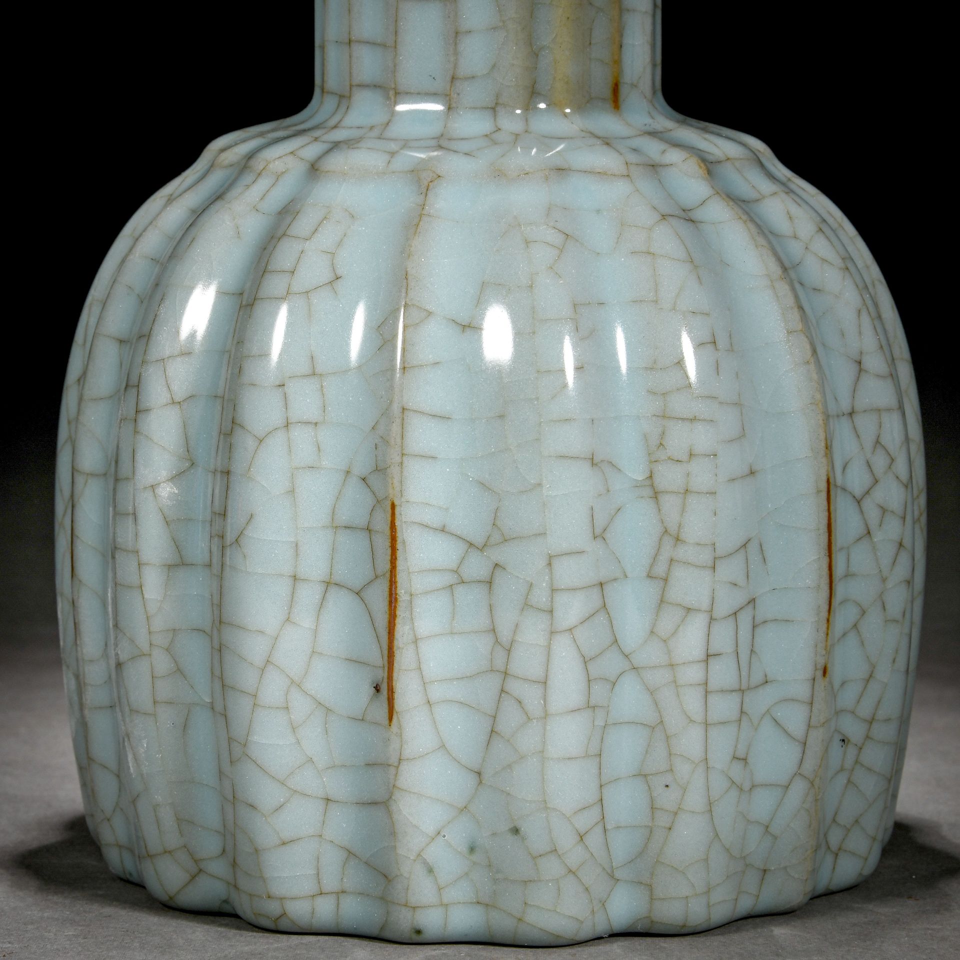A Chinese Guan-Ware Lobed Vase - Bild 7 aus 11