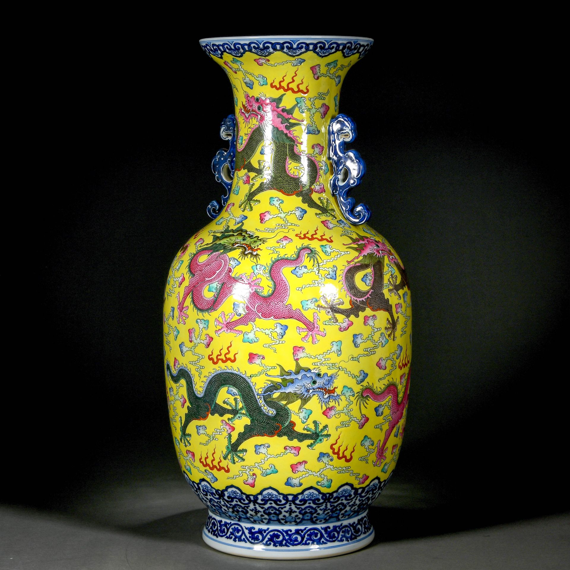 A Chinese Famille Rose And Gilt Dragons Vase - Bild 5 aus 15