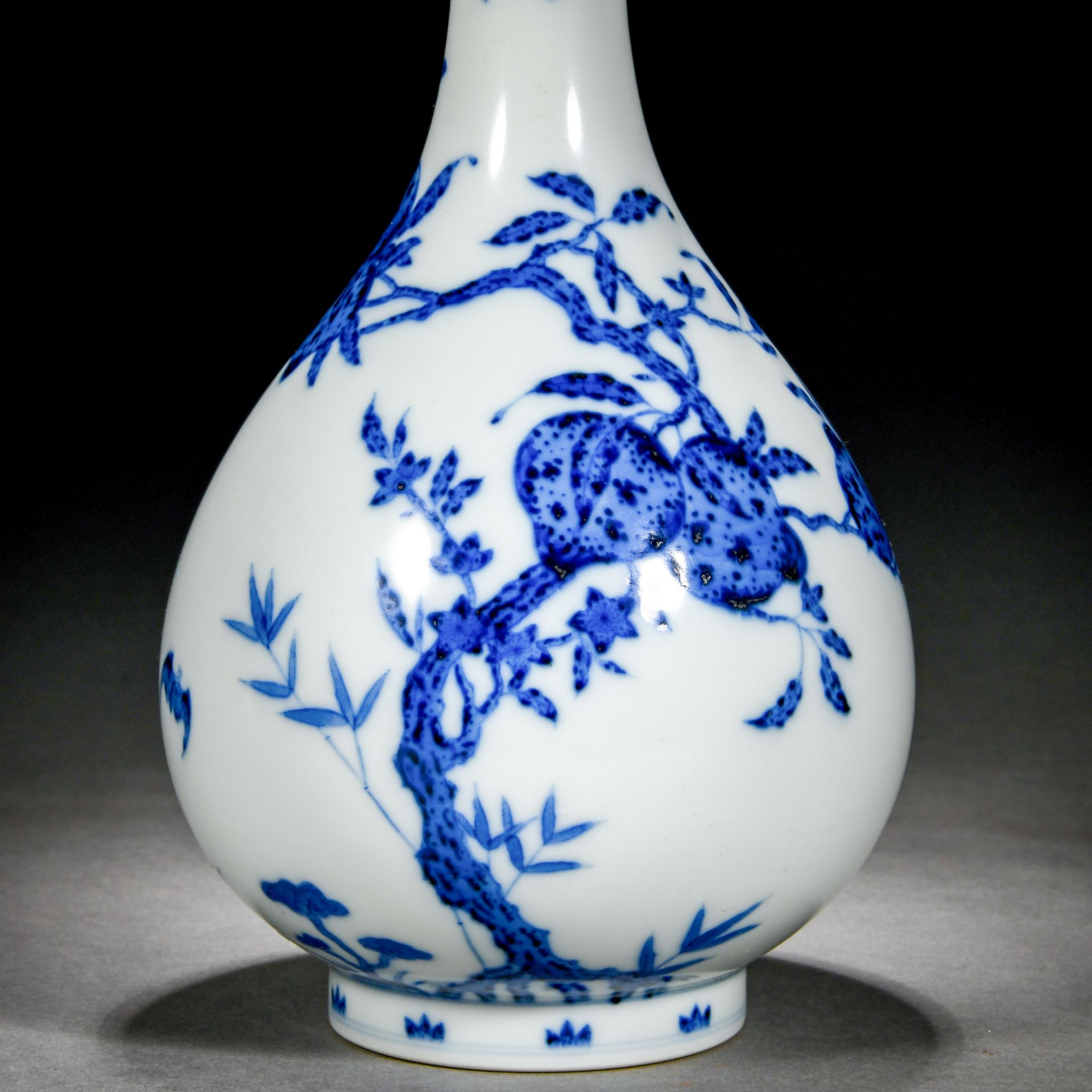 A Chinese Blue And White Peaches Vase Yuhuchunping - Bild 6 aus 10