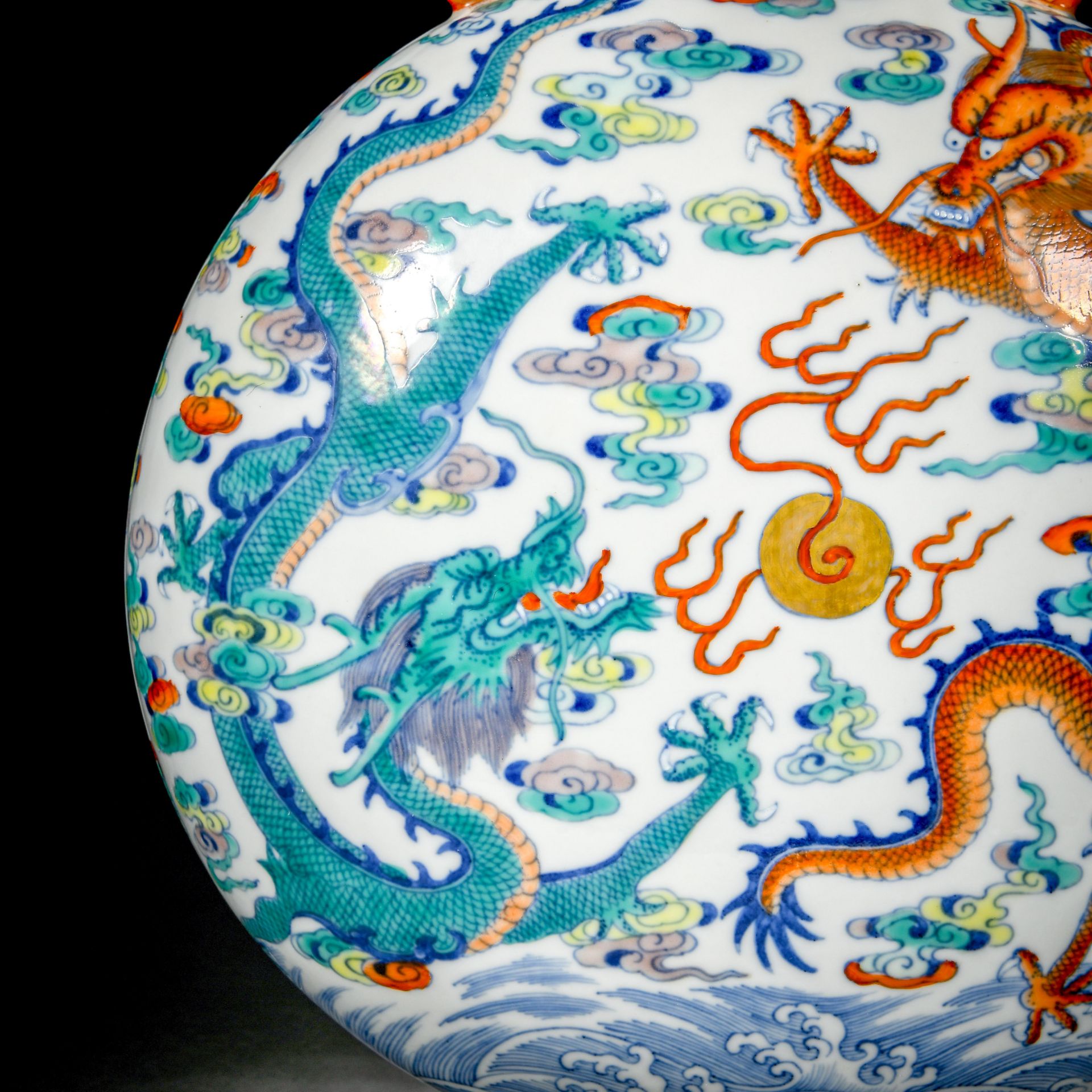 A Chinese Doucai Glaze Dragons Bianhu - Bild 6 aus 11