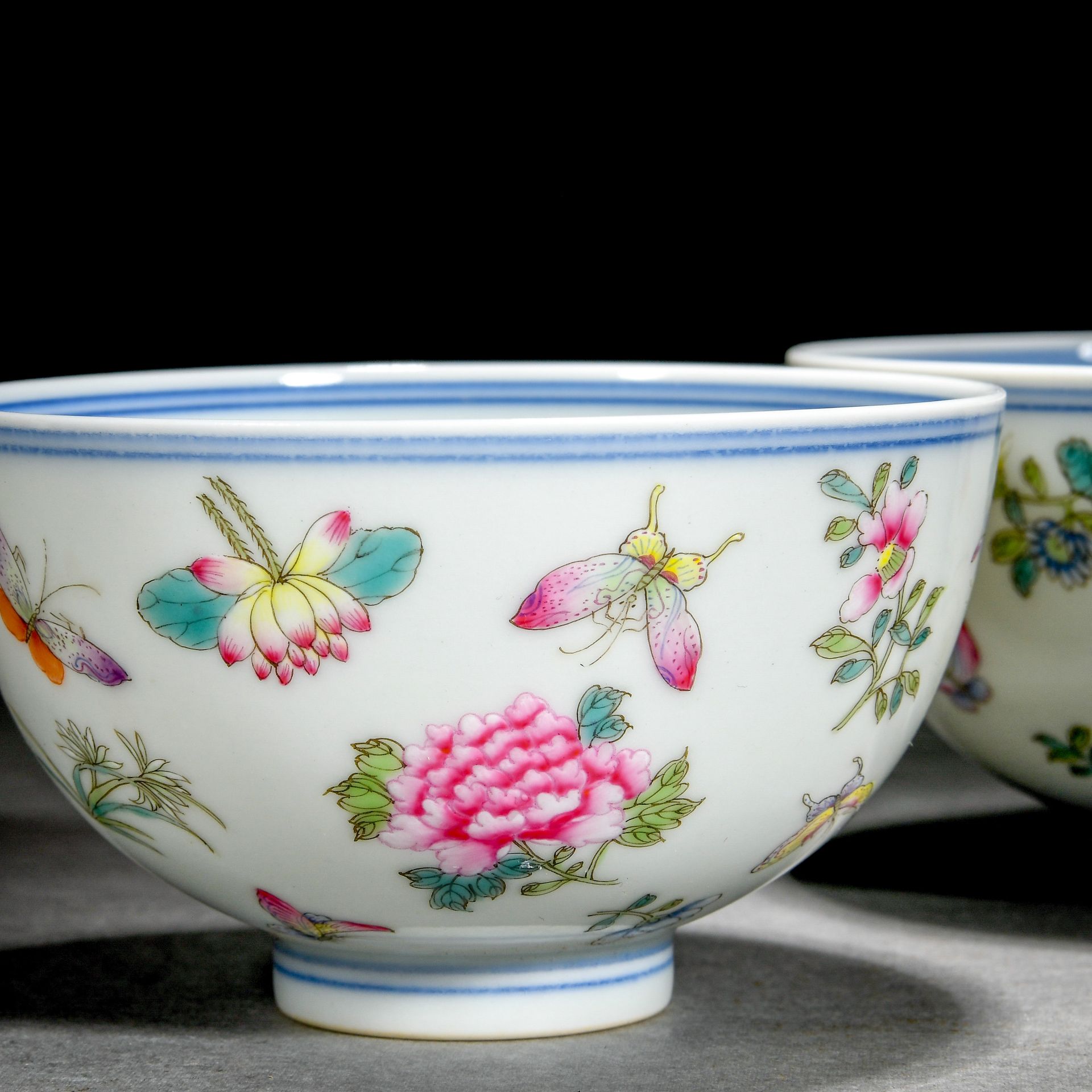 Pair Chinese Famille Rose Butterflies And Flower Cups - Bild 8 aus 11