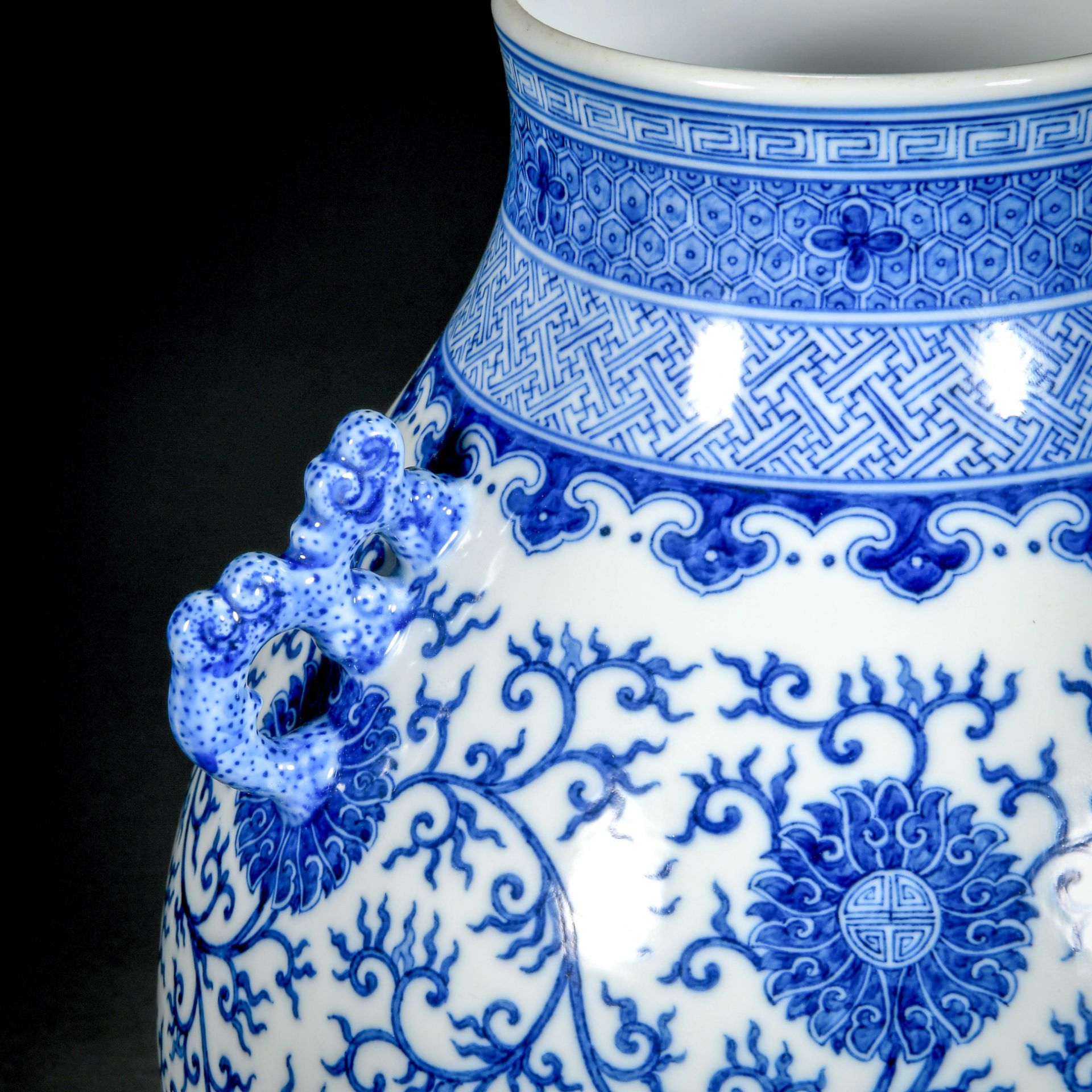 A Chinese Blue And White Peony Scrolls Zun Vase - Bild 9 aus 12