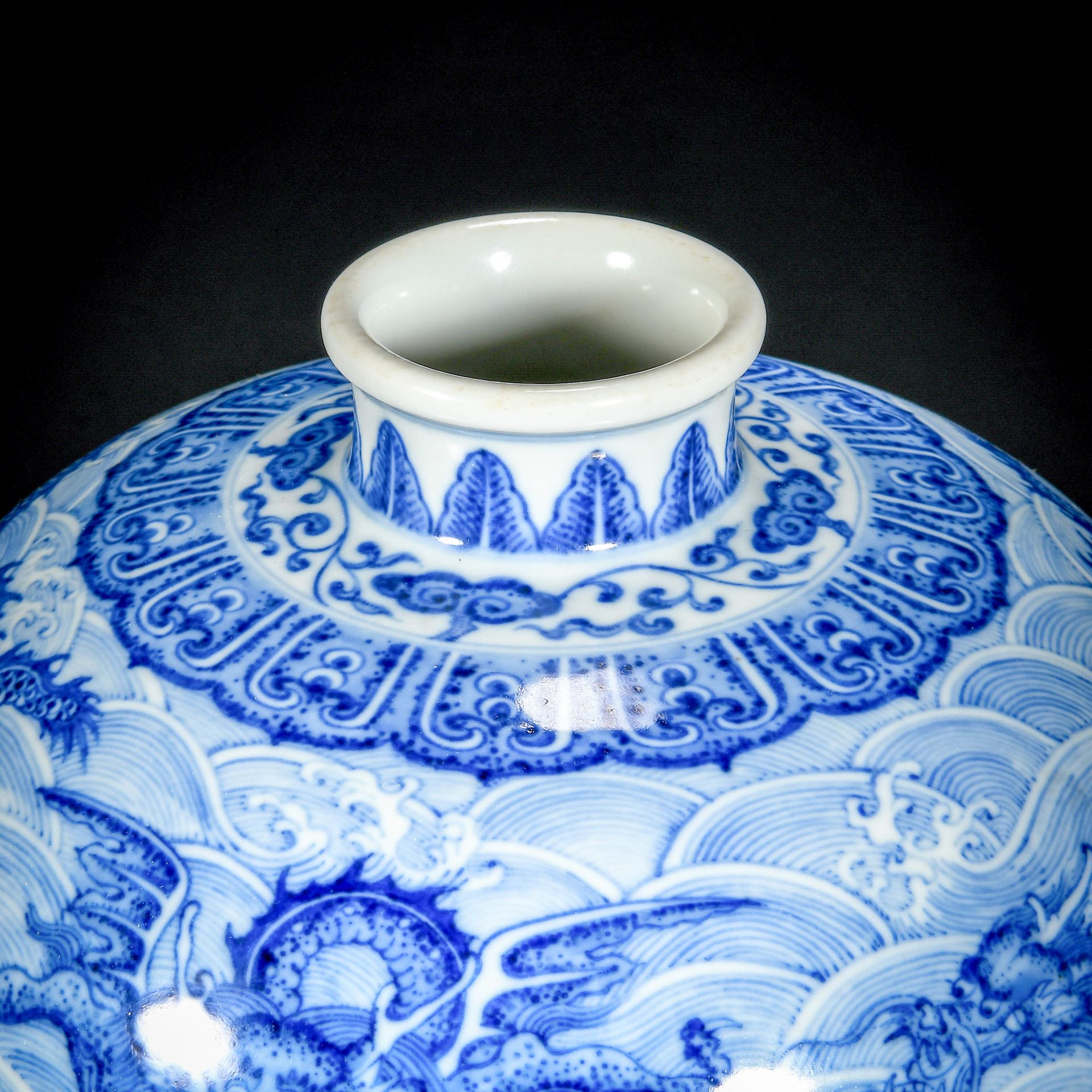 A Chinese Blue And White Dragon And Waves Vase Meiping - Bild 9 aus 12