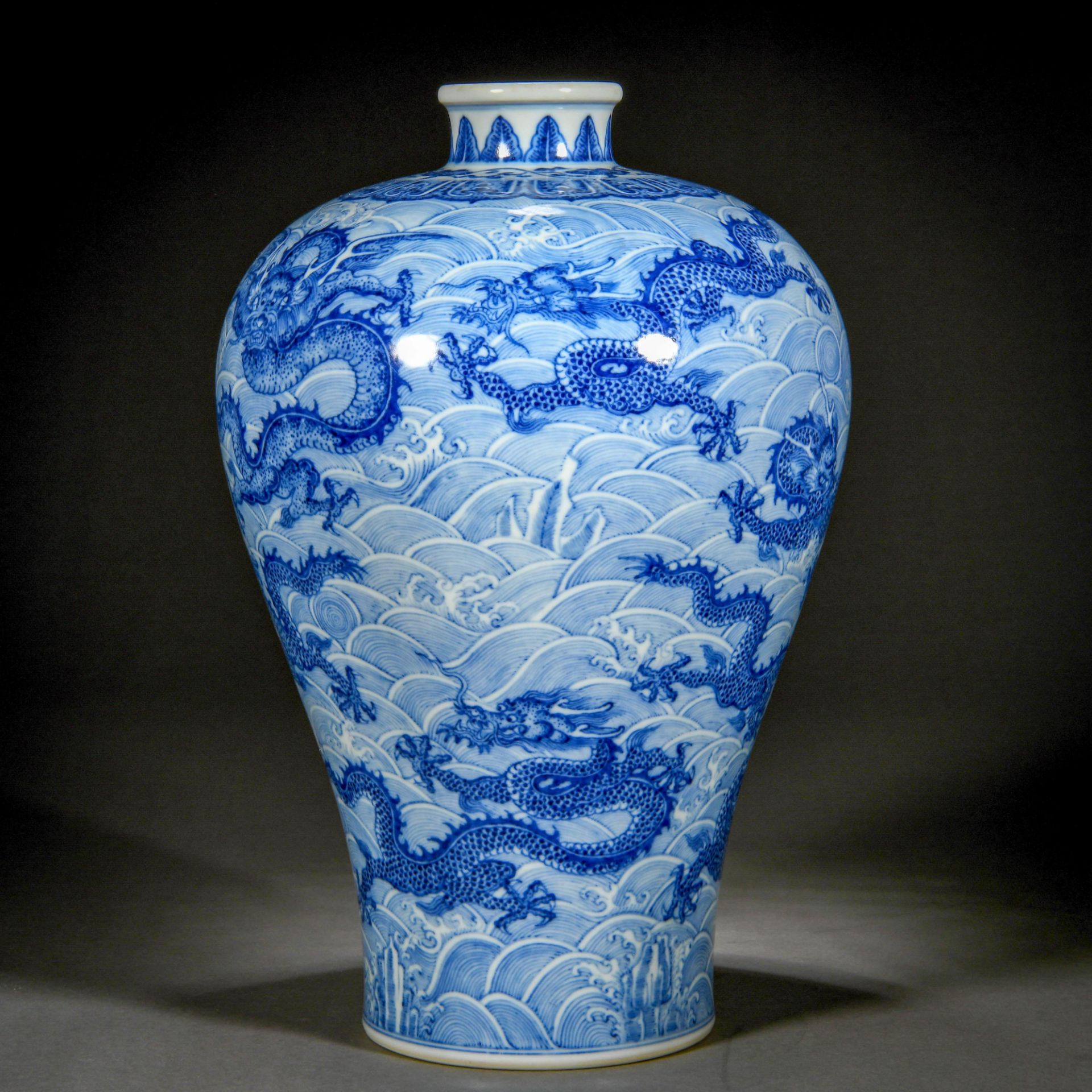 A Chinese Blue And White Dragon And Waves Vase Meiping - Bild 3 aus 12