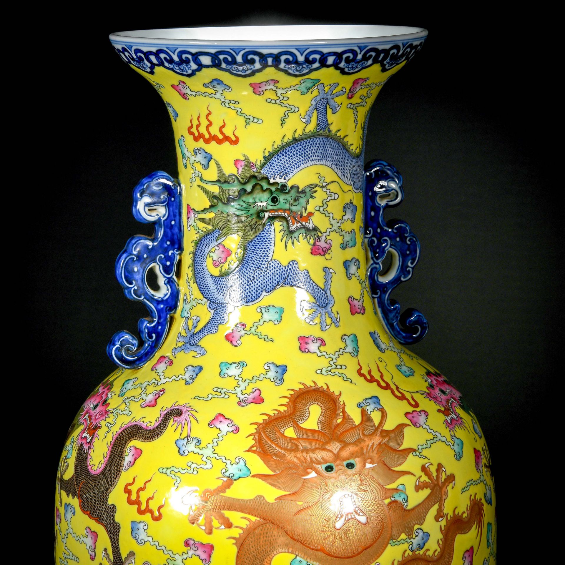 A Chinese Famille Rose And Gilt Dragons Vase - Bild 7 aus 15