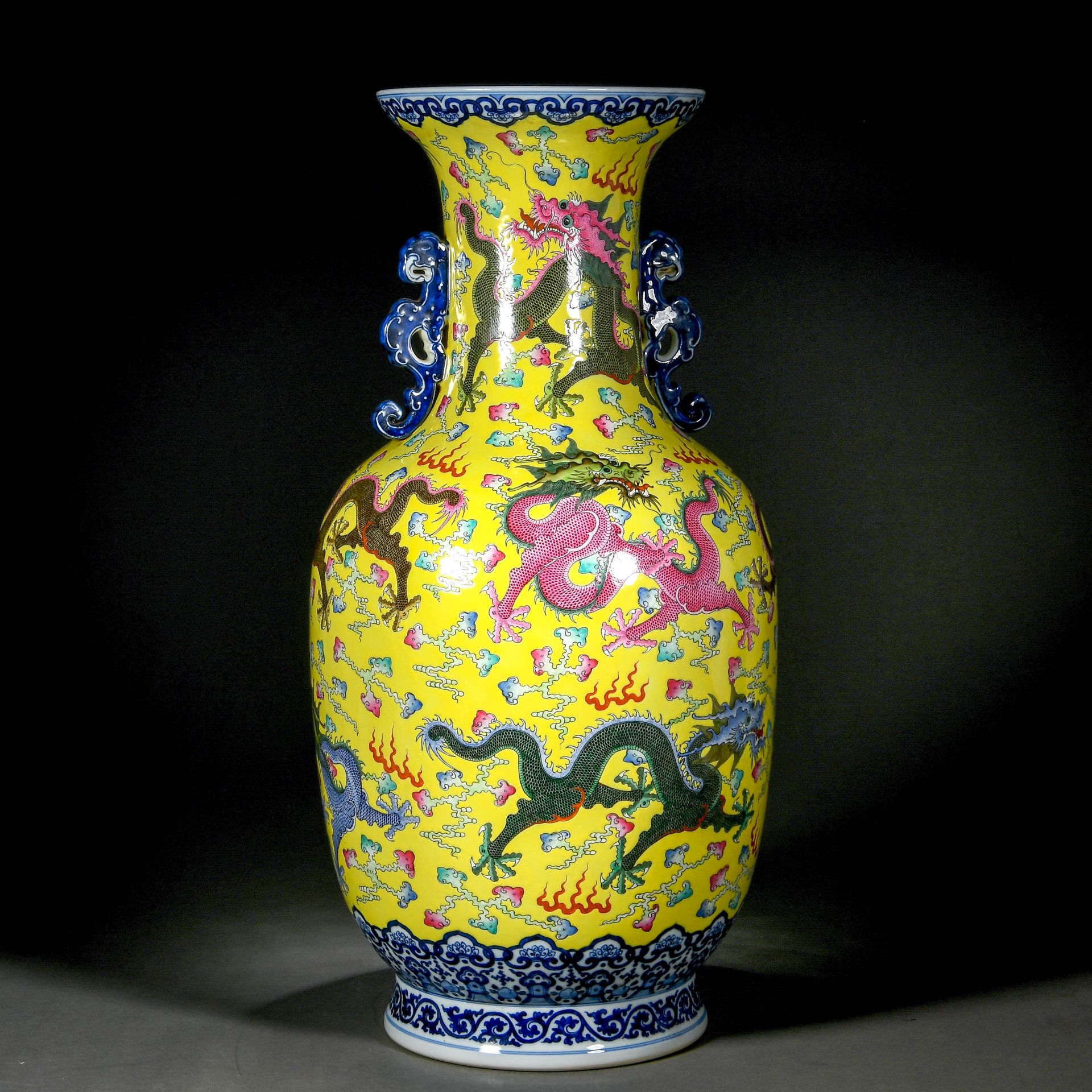 A Chinese Famille Rose And Gilt Dragons Vase - Bild 4 aus 15