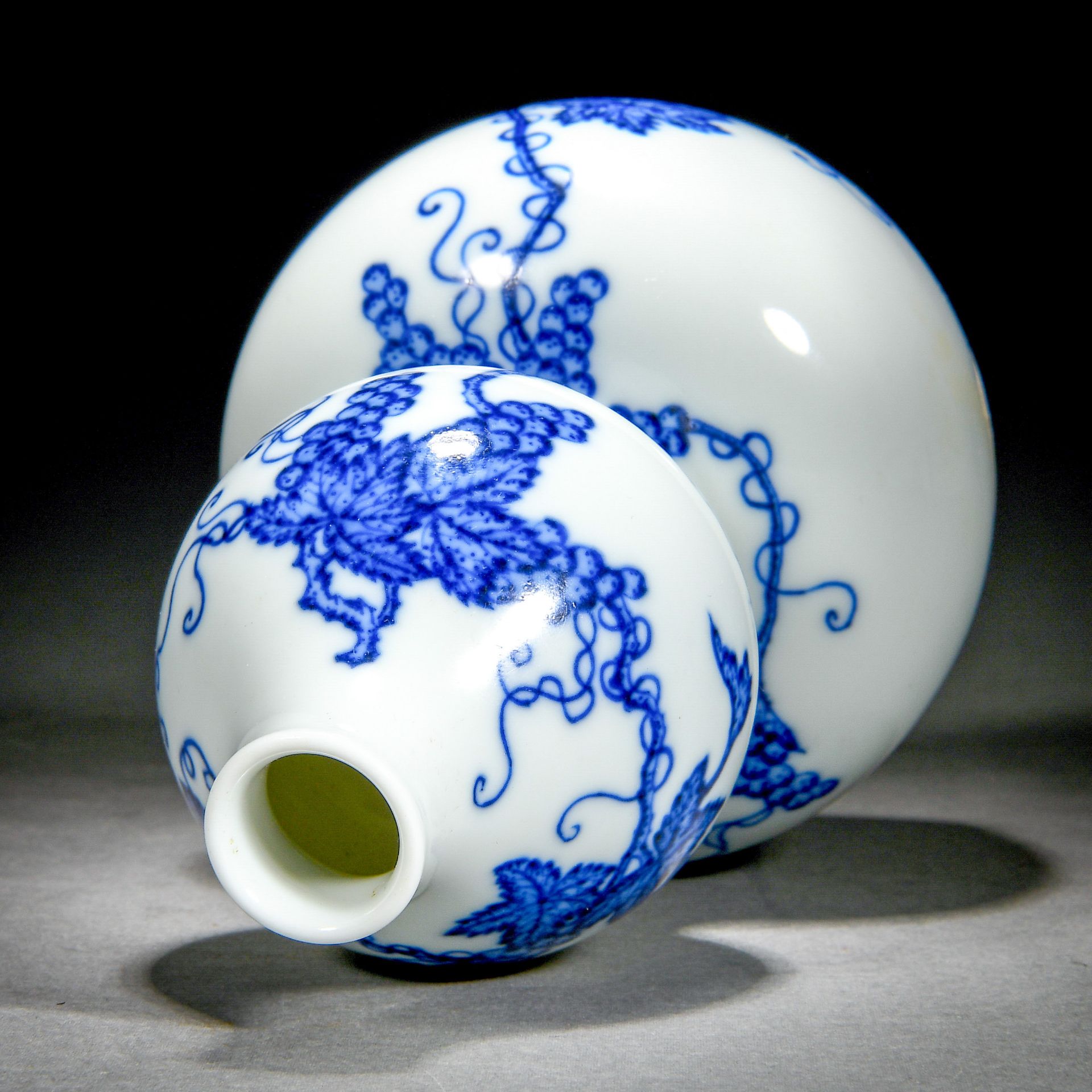 A Chinese Blue And White Grapefruits Double Gourds Vase - Bild 8 aus 11