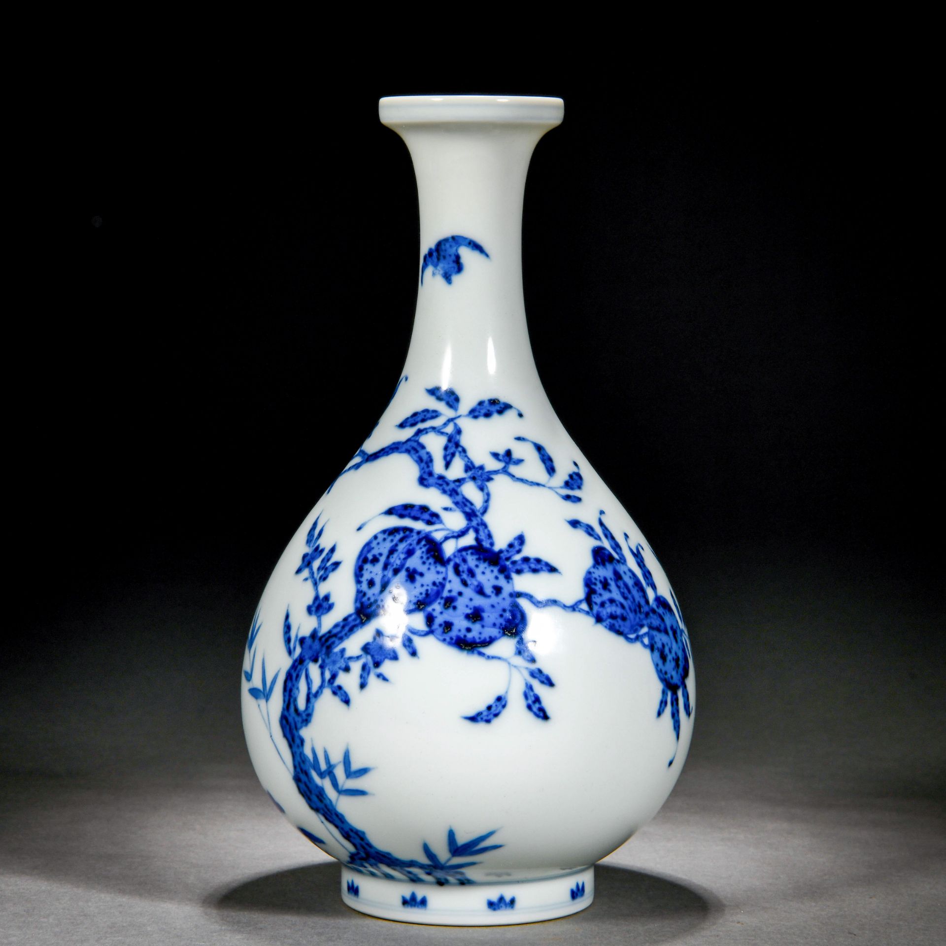 A Chinese Blue And White Peaches Vase Yuhuchunping - Bild 3 aus 10
