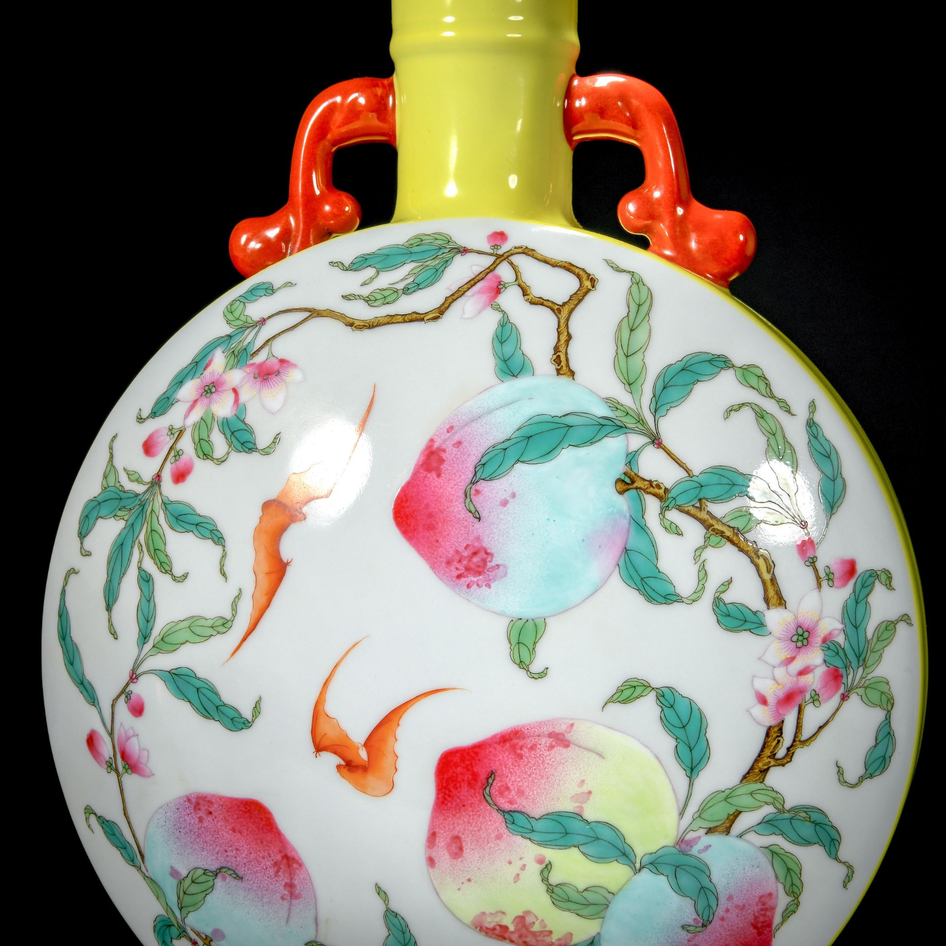 A Chinese Famille Rose Peaches Moon Flask - Bild 5 aus 10