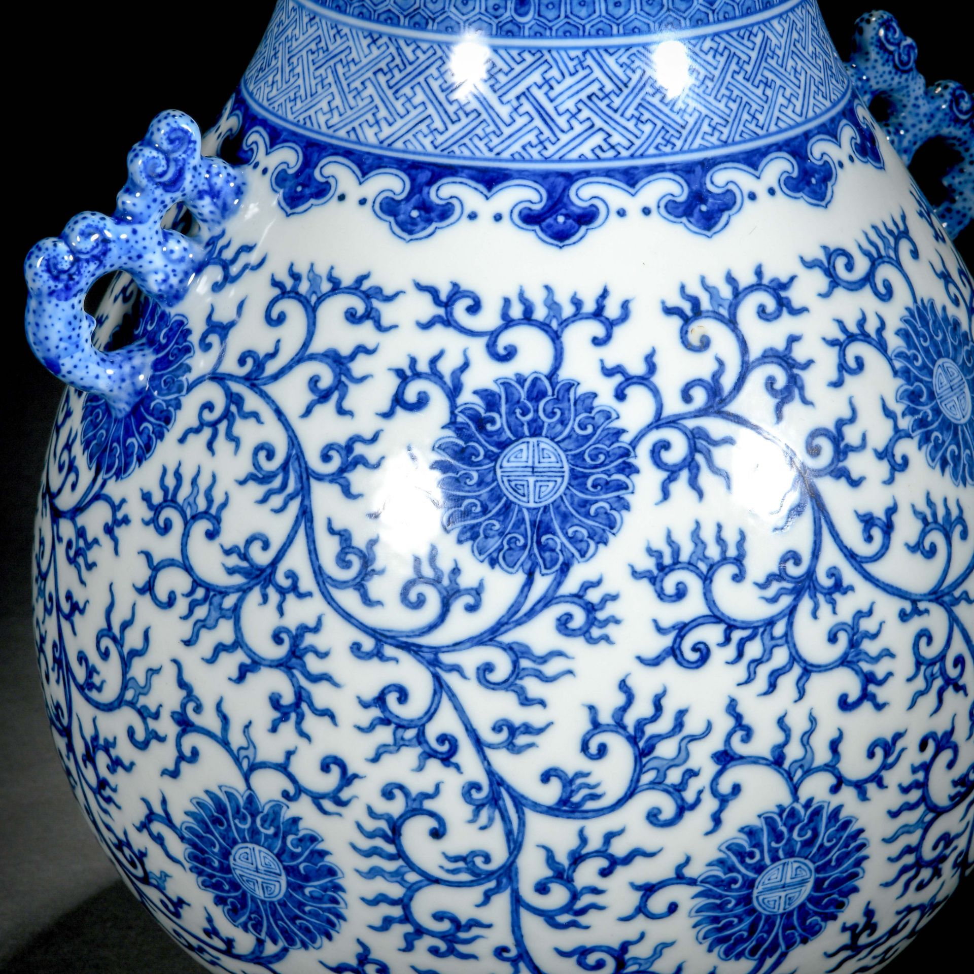 A Chinese Blue And White Peony Scrolls Zun Vase - Bild 5 aus 12