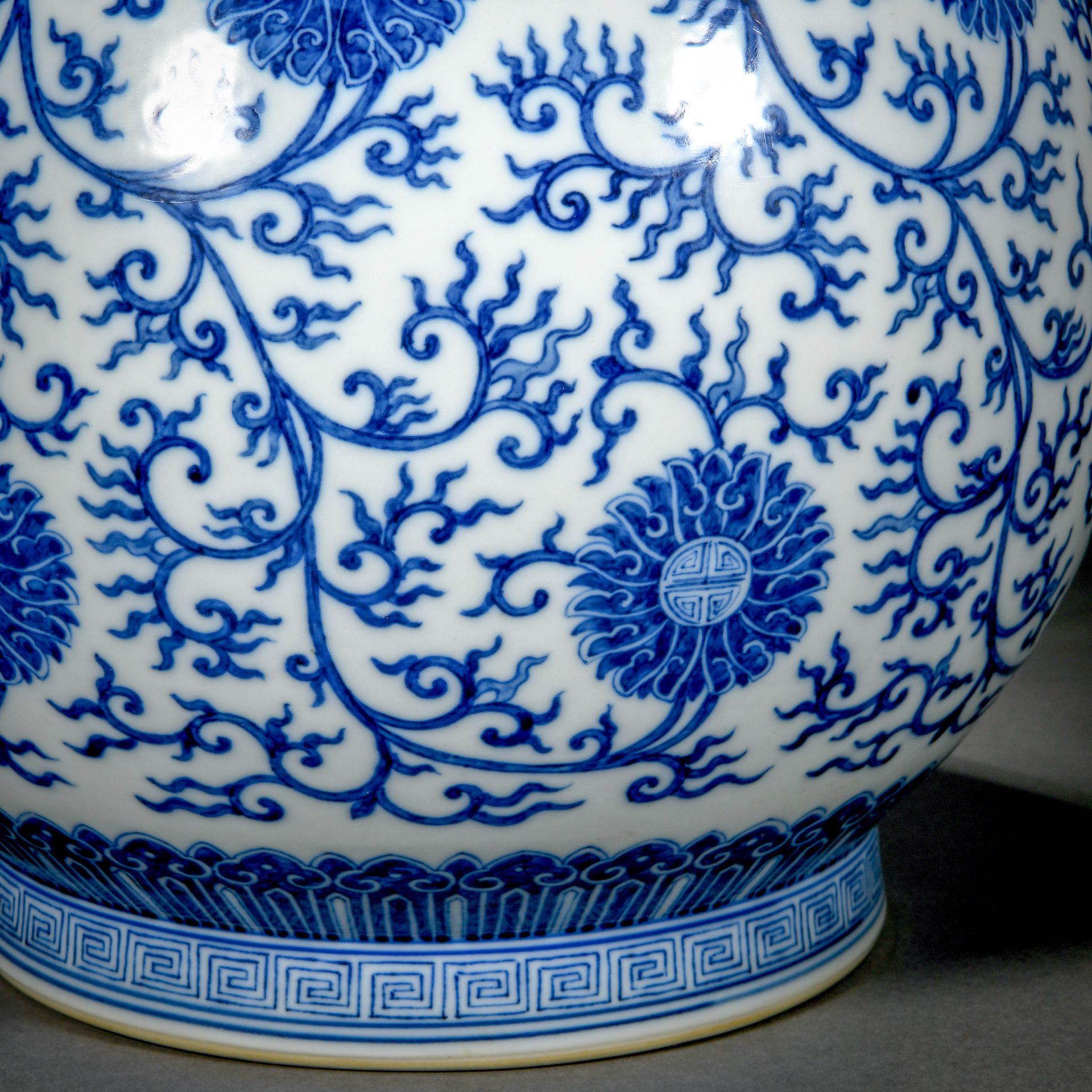 A Chinese Blue And White Peony Scrolls Zun Vase - Bild 6 aus 12