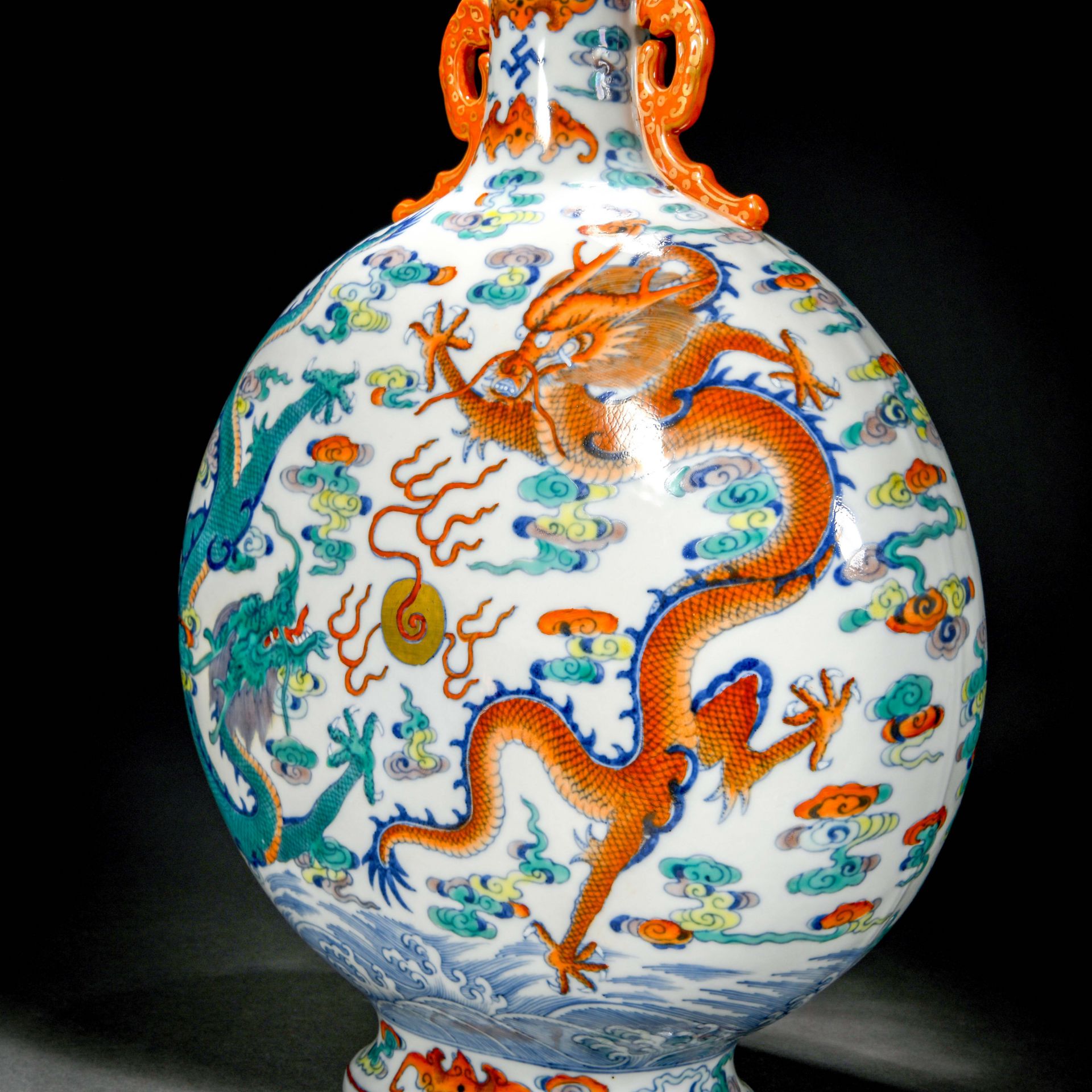 A Chinese Doucai Glaze Dragons Bianhu - Bild 4 aus 11