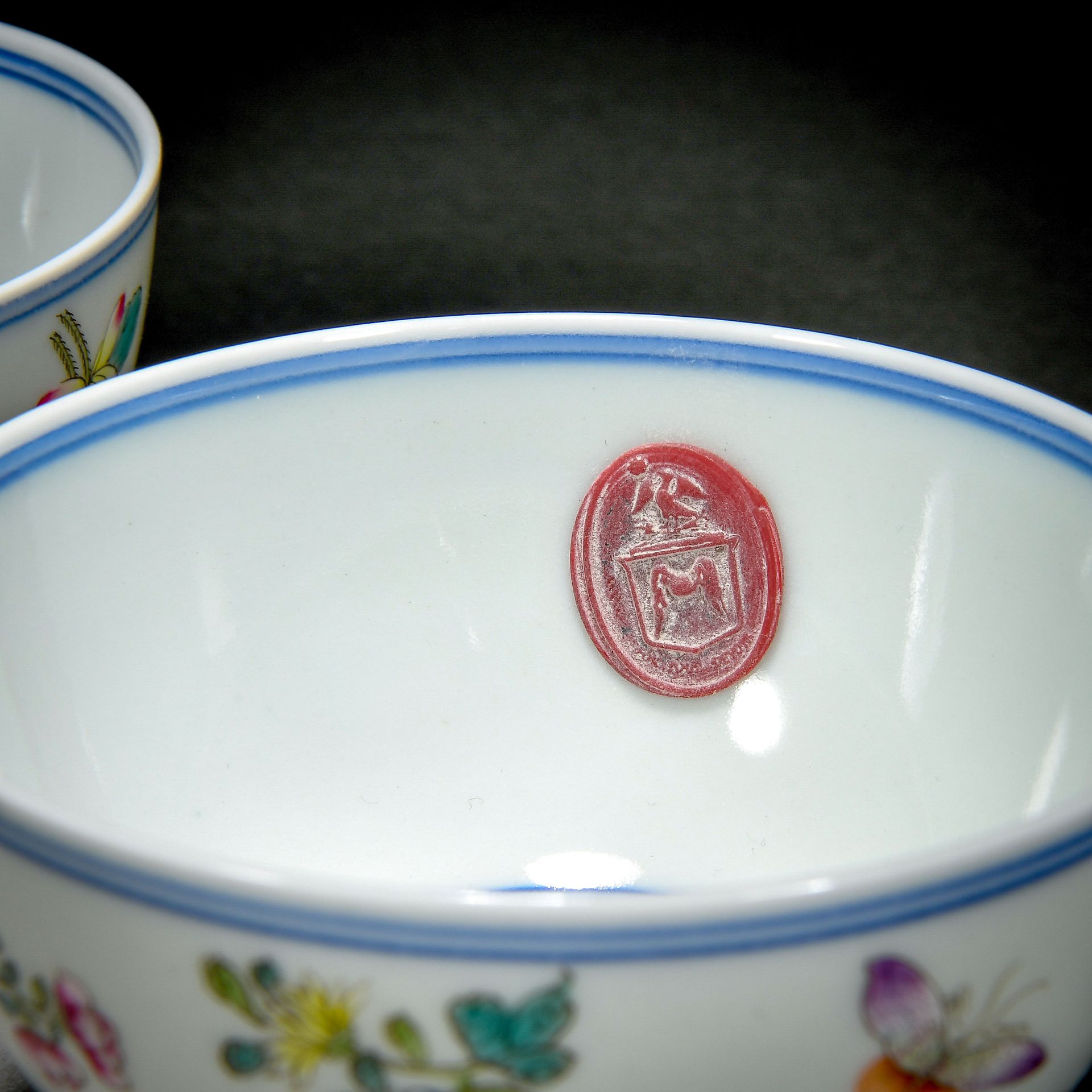 Pair Chinese Famille Rose Butterflies And Flower Cups - Bild 7 aus 11