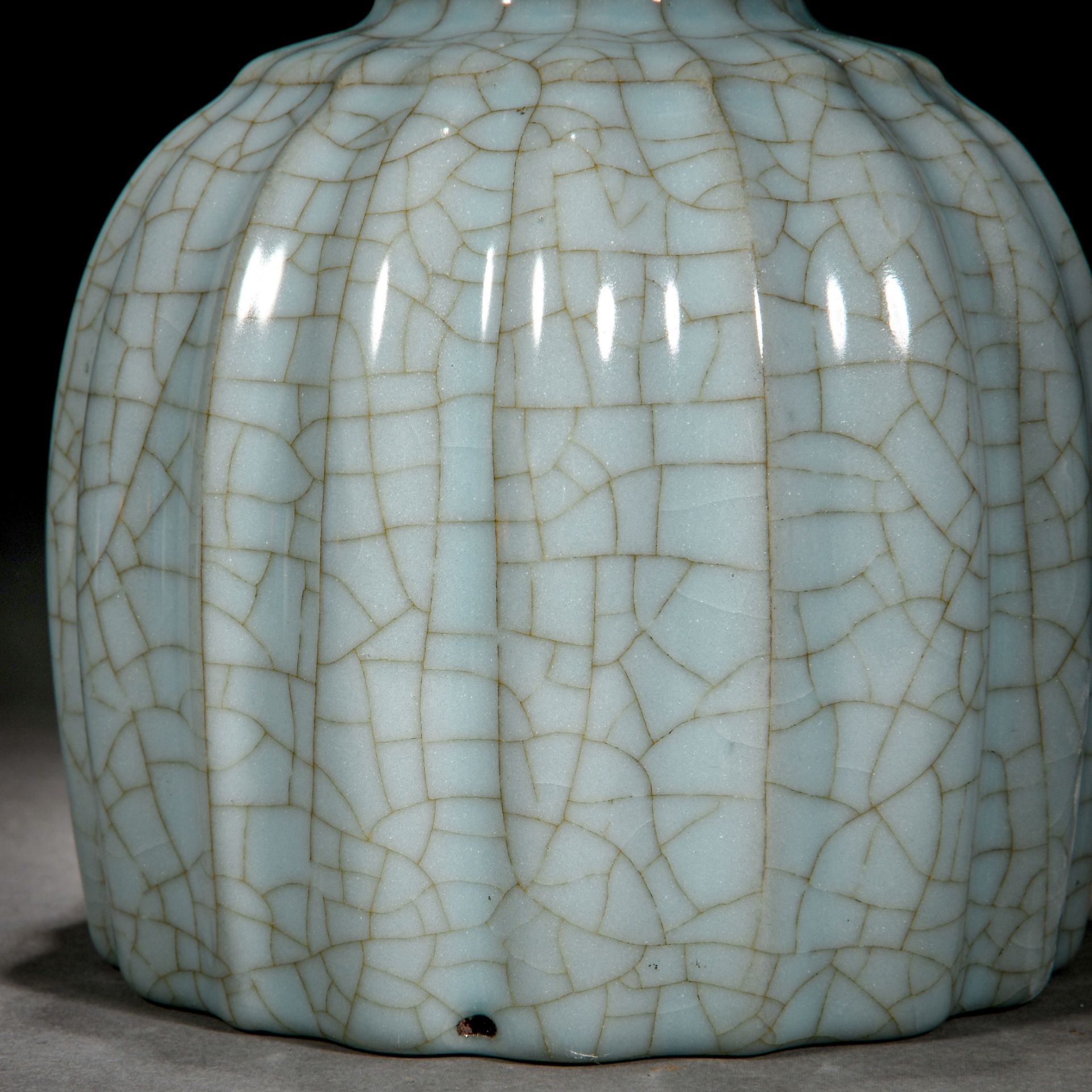 A Chinese Guan-Ware Lobed Vase - Bild 5 aus 11