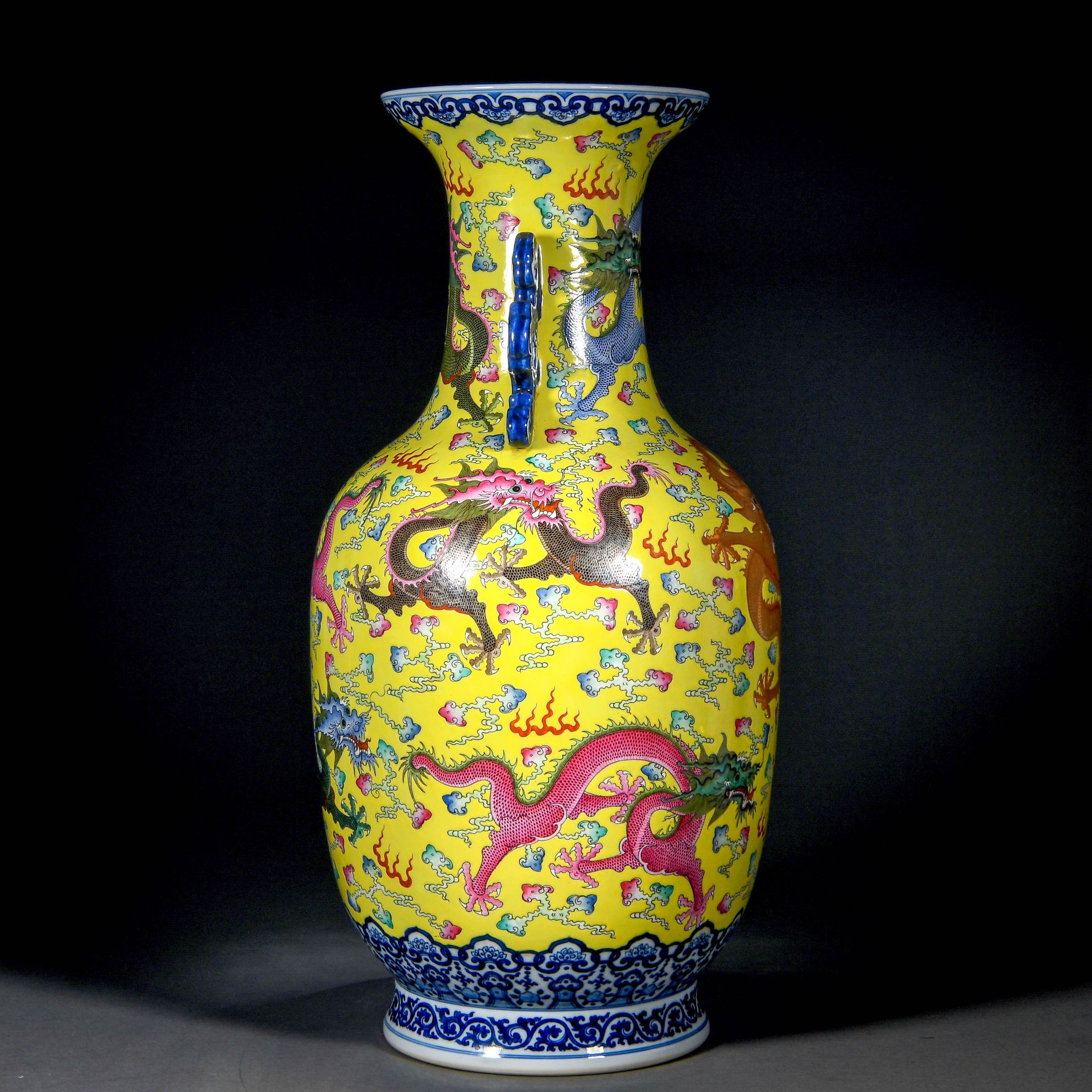 A Chinese Famille Rose And Gilt Dragons Vase - Bild 6 aus 15