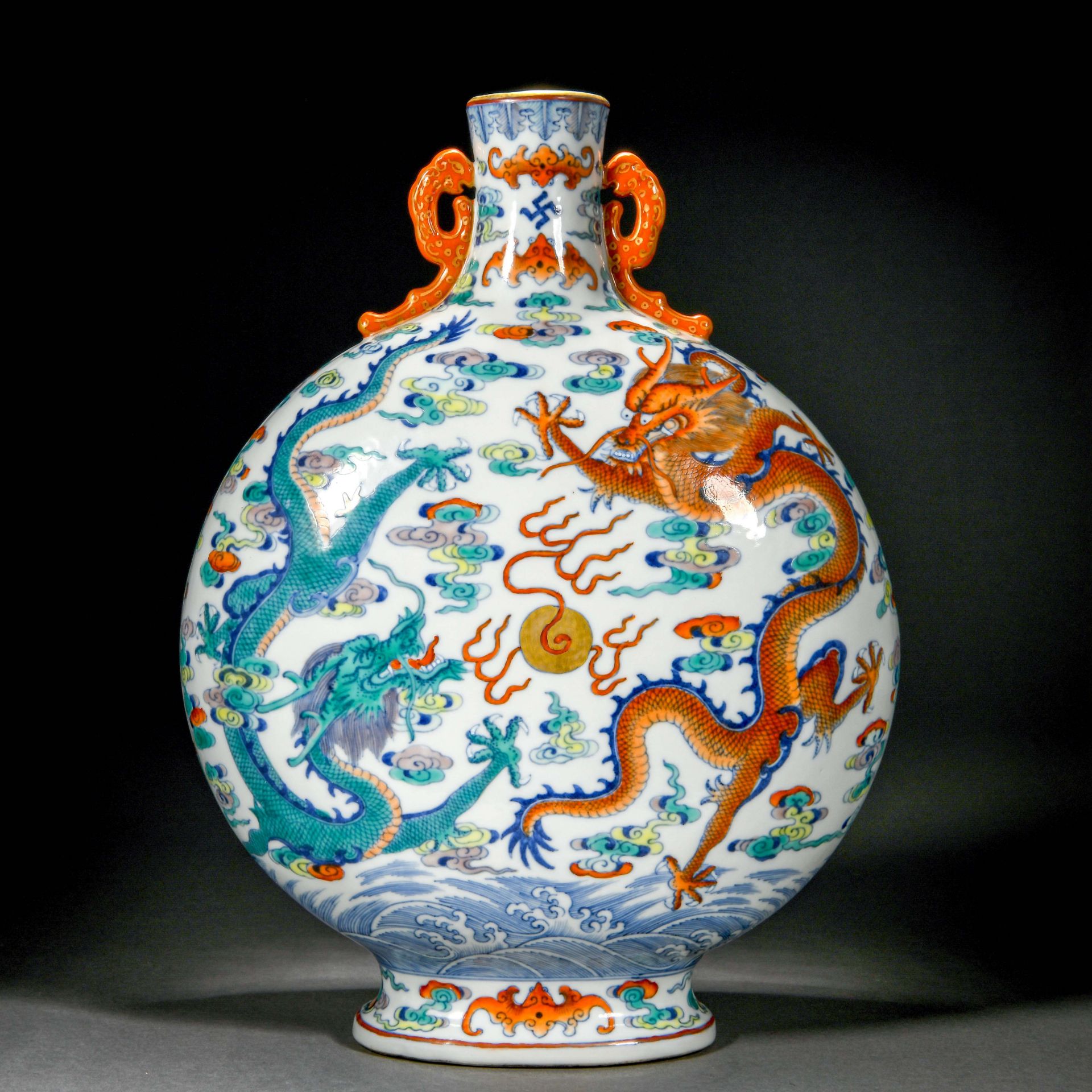 A Chinese Doucai Glaze Dragons Bianhu - Bild 5 aus 11