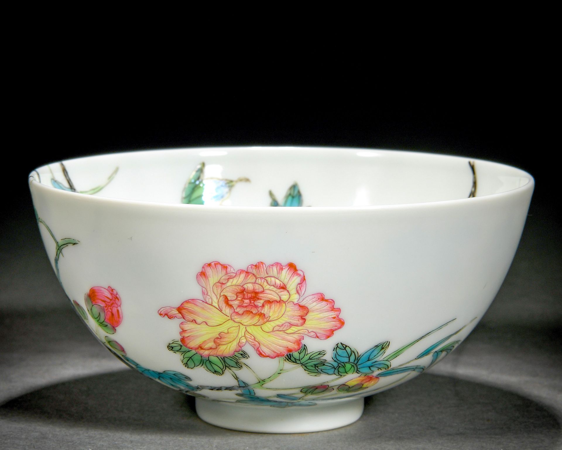 A Chinese Famille Rose Flower Bowl - Bild 2 aus 12