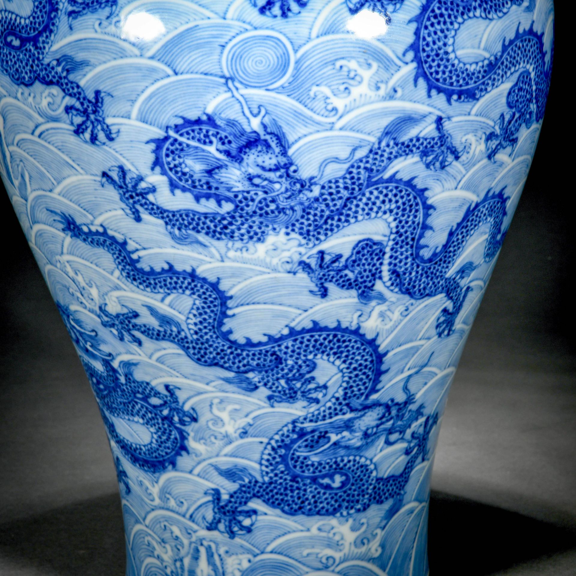 A Chinese Blue And White Dragon And Waves Vase Meiping - Bild 5 aus 12