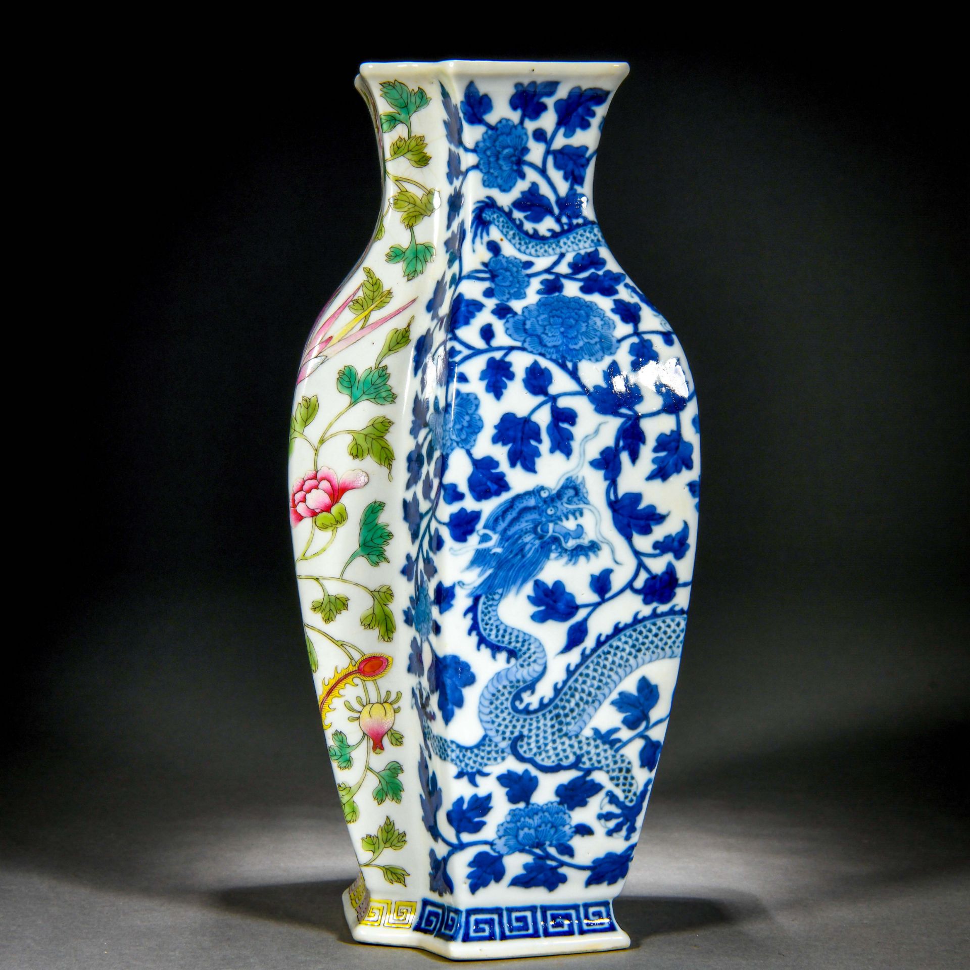 A Chinese Underglaze Blue And Famille Rose Conjoined Vase - Bild 2 aus 11