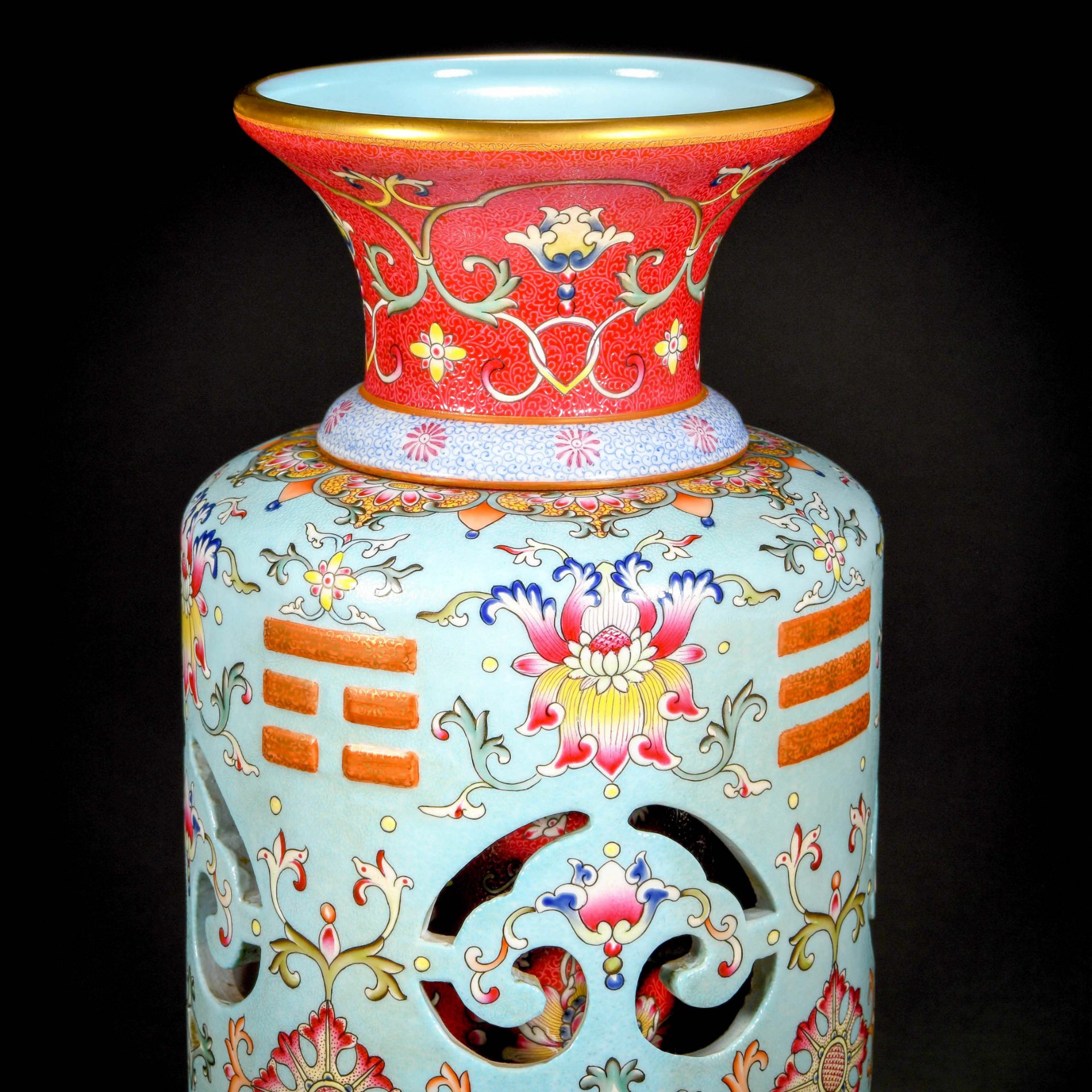 A Chinese Falangcai Glaze Mallet Vase - Bild 4 aus 13