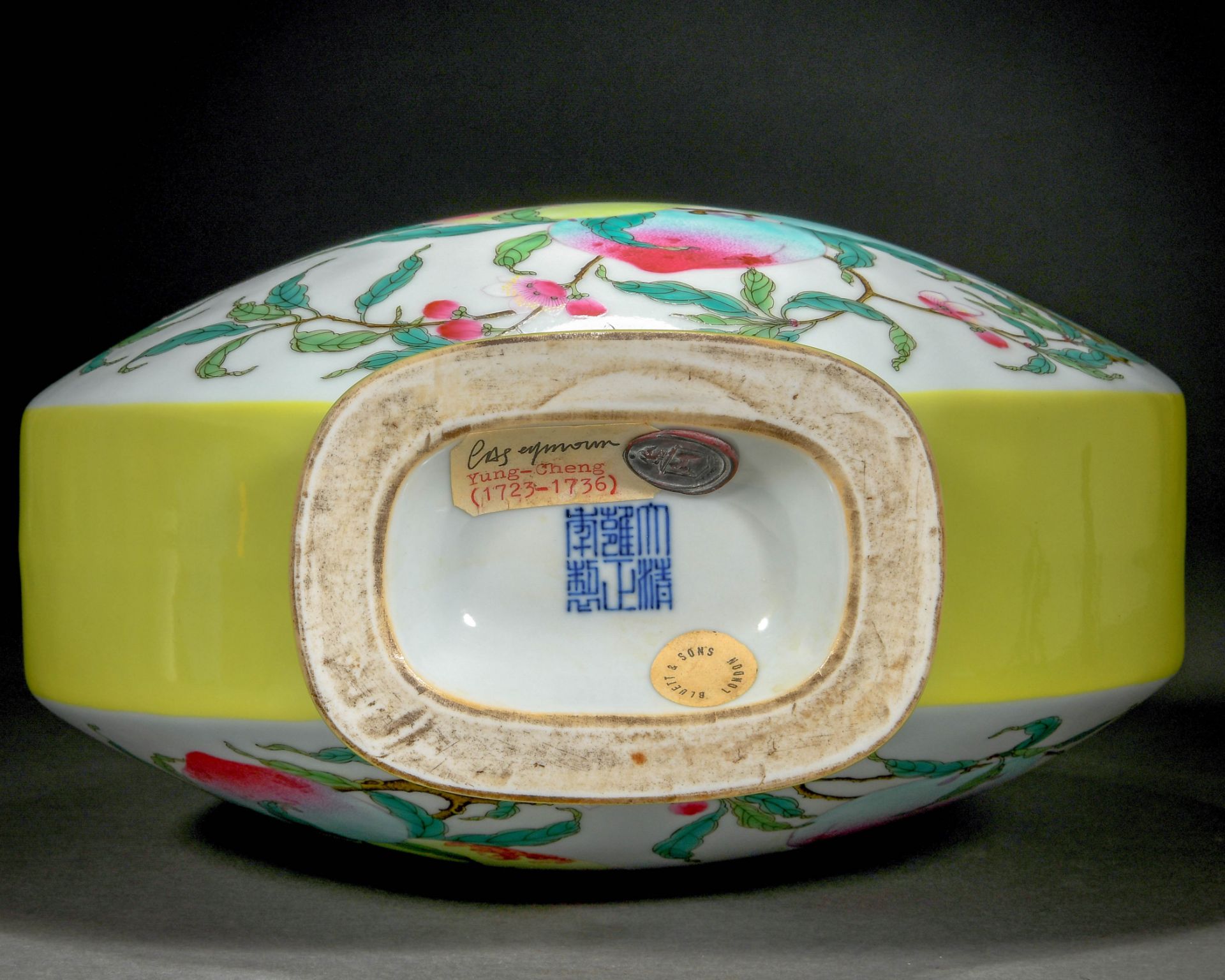 A Chinese Famille Rose Peaches Moon Flask - Image 9 of 10