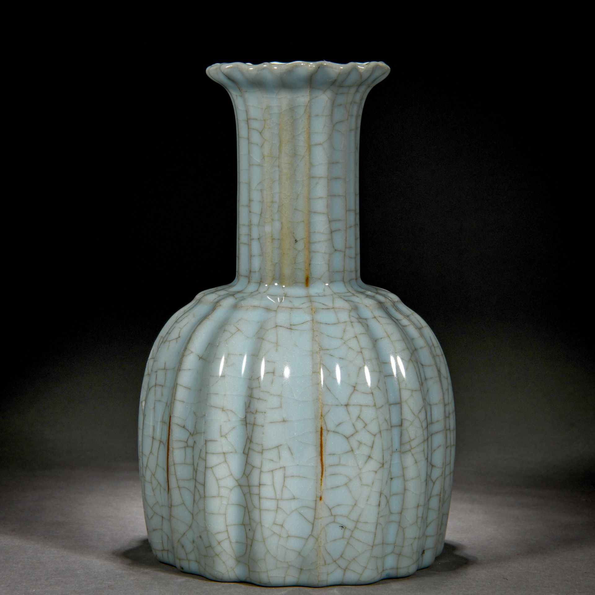 A Chinese Guan-Ware Lobed Vase - Bild 3 aus 11