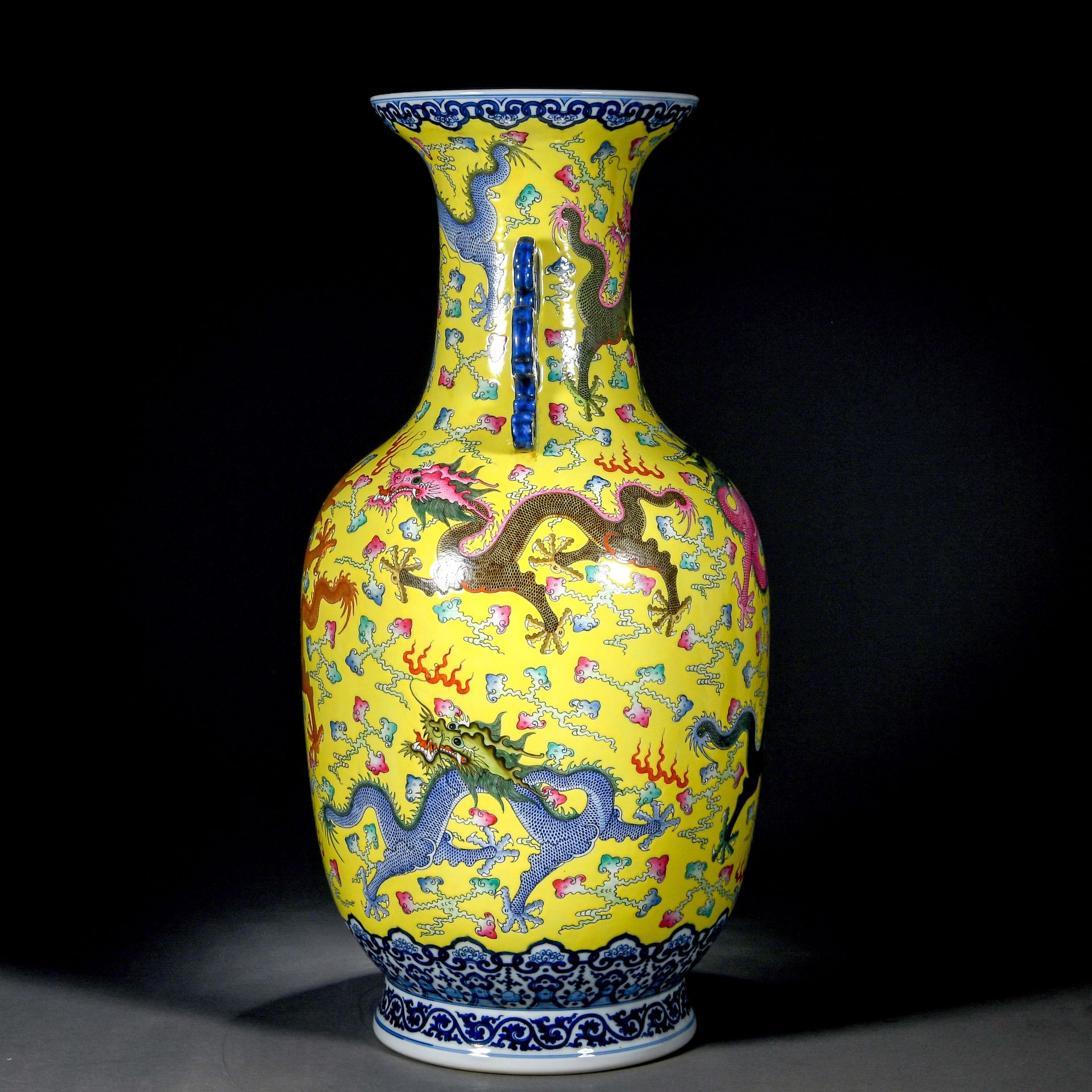 A Chinese Famille Rose And Gilt Dragons Vase - Bild 3 aus 15